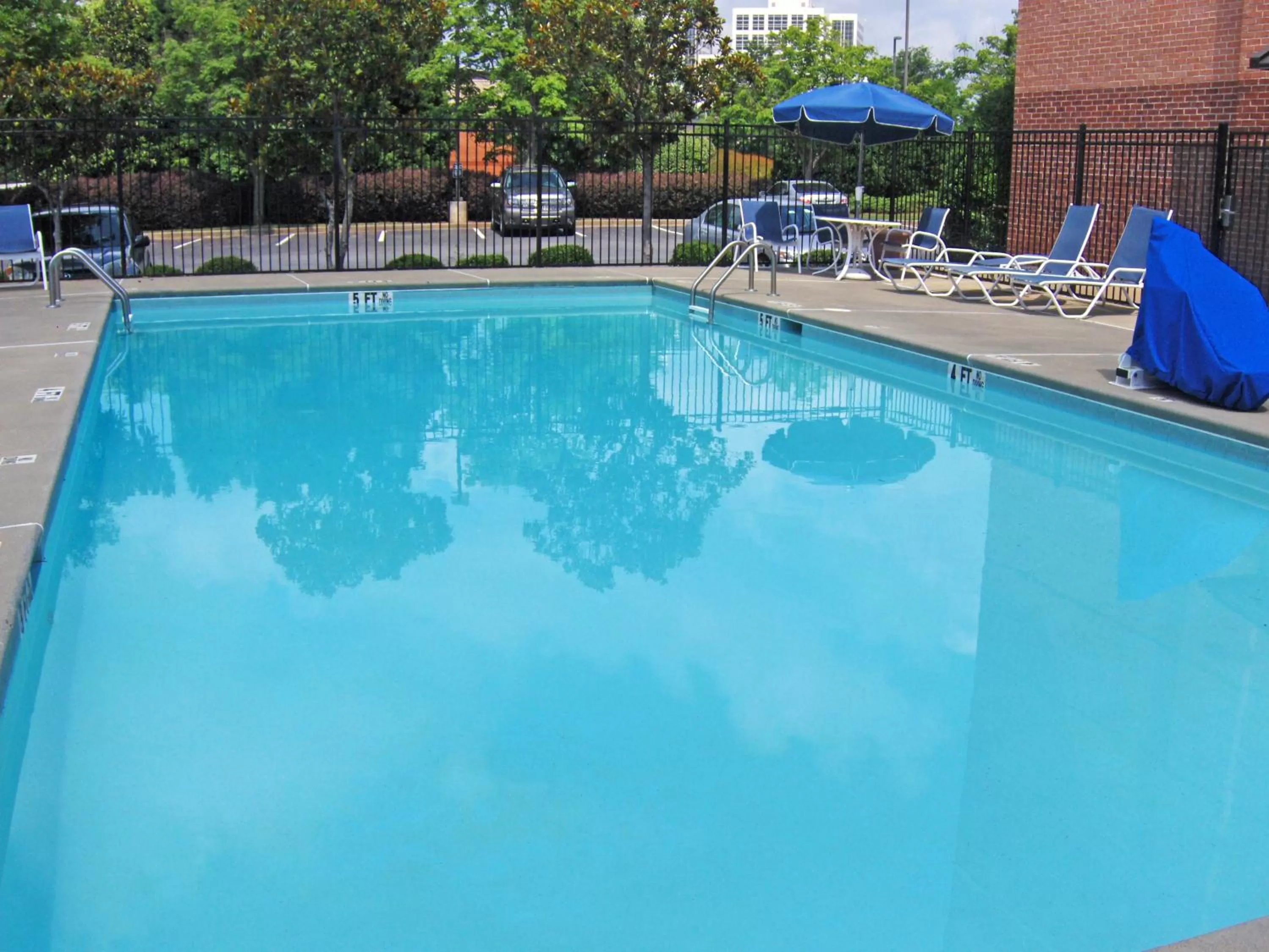 Swimming pool in Extended Stay America Select Suites - Atlanta - Vinings