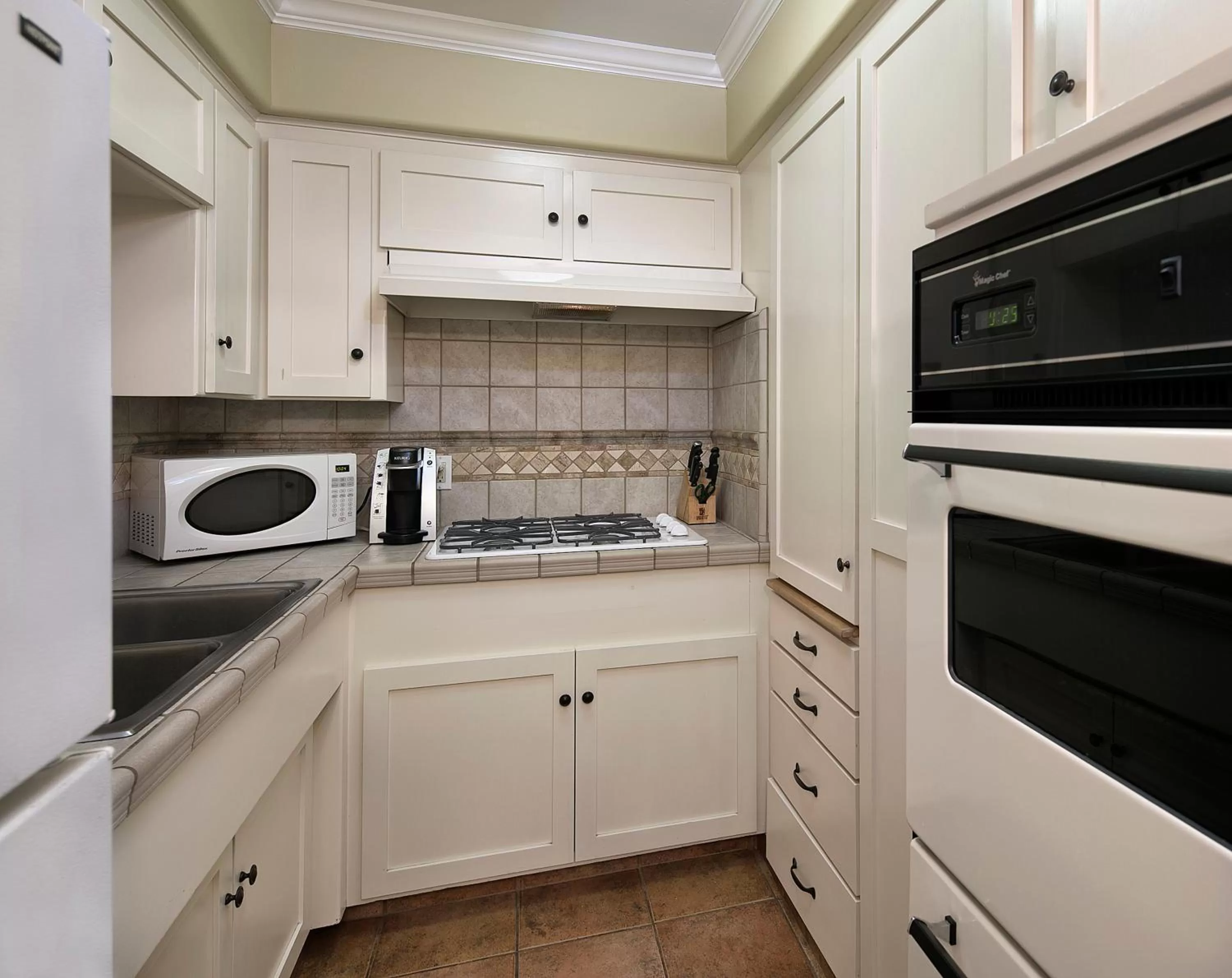 Kitchen or kitchenette in Brisas Del Mar Inn at the Beach