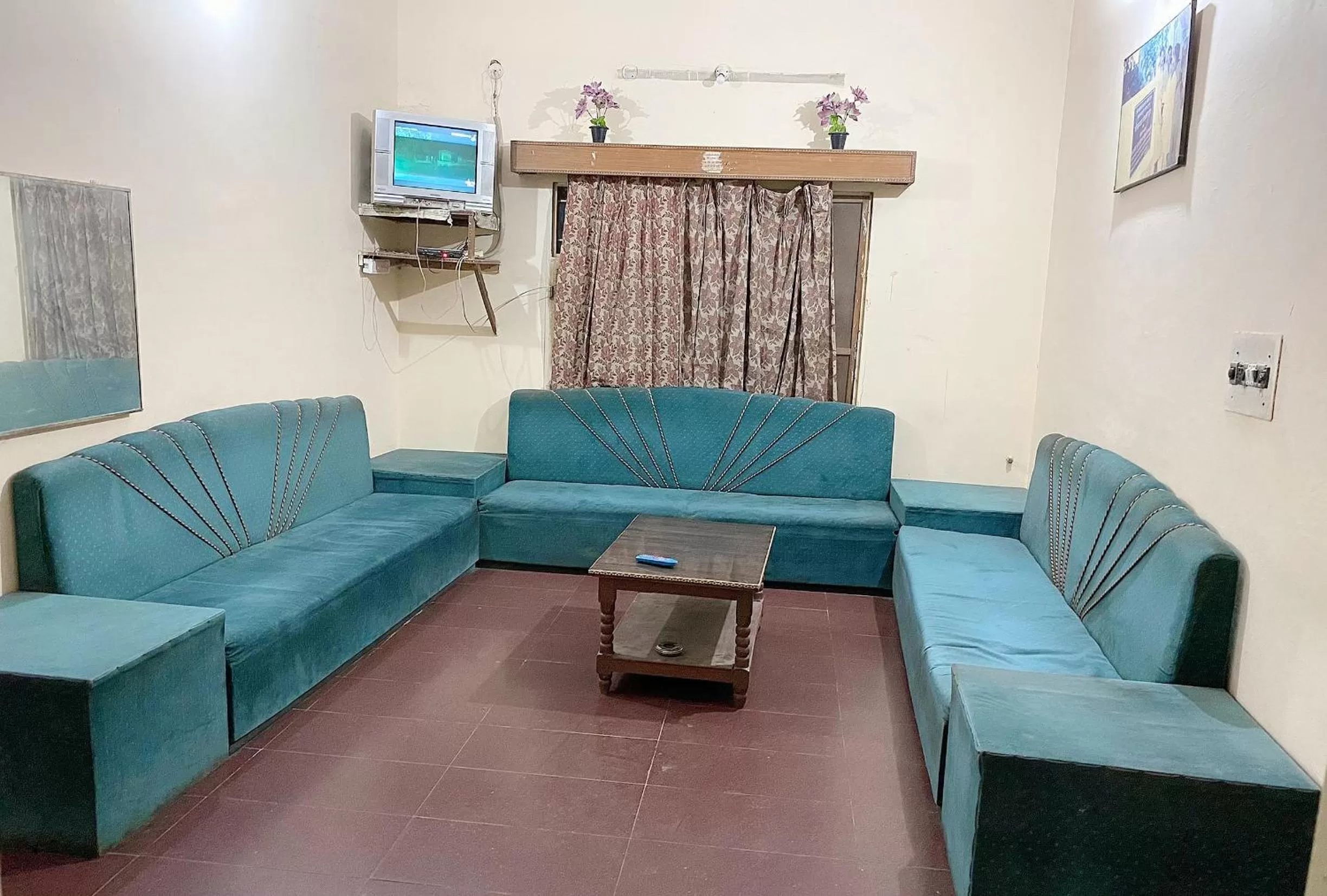 Communal lounge/ TV room, Seating Area in Pitambra Vishranti Grah