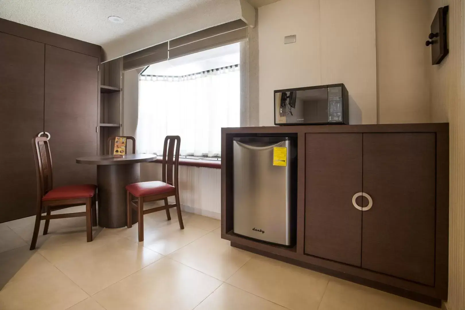 Dining area, Kitchen/Kitchenette in Hotel Puente Real