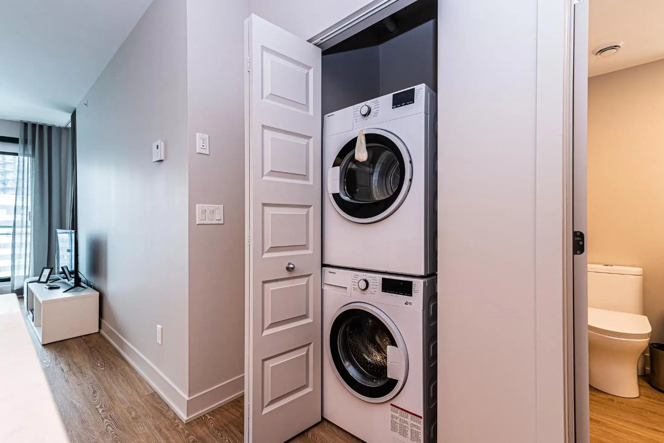 washing machine, Kitchen/Kitchenette in WRFY Griffintown Apartment