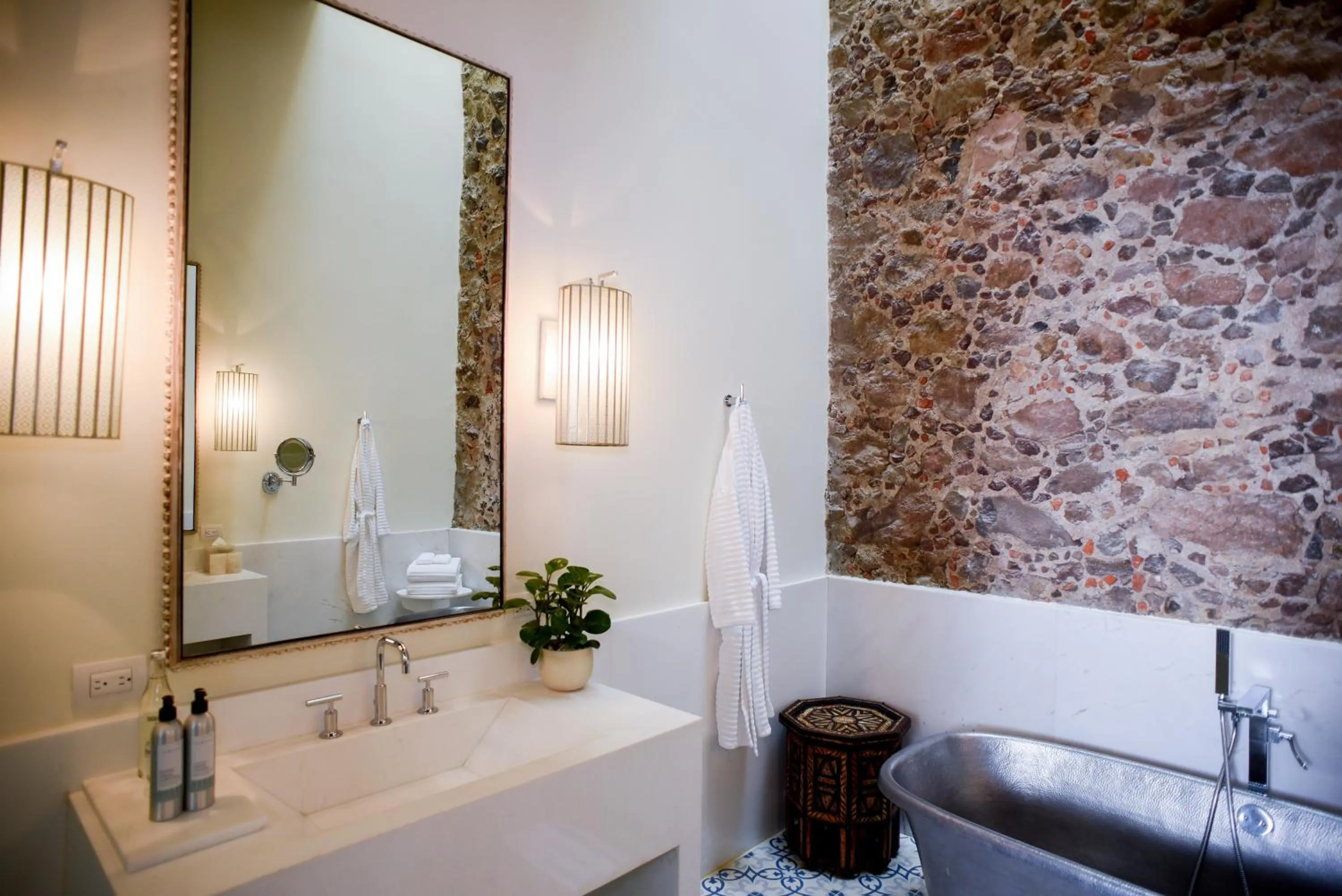 Bathroom in Hotel Casa Blanca 7