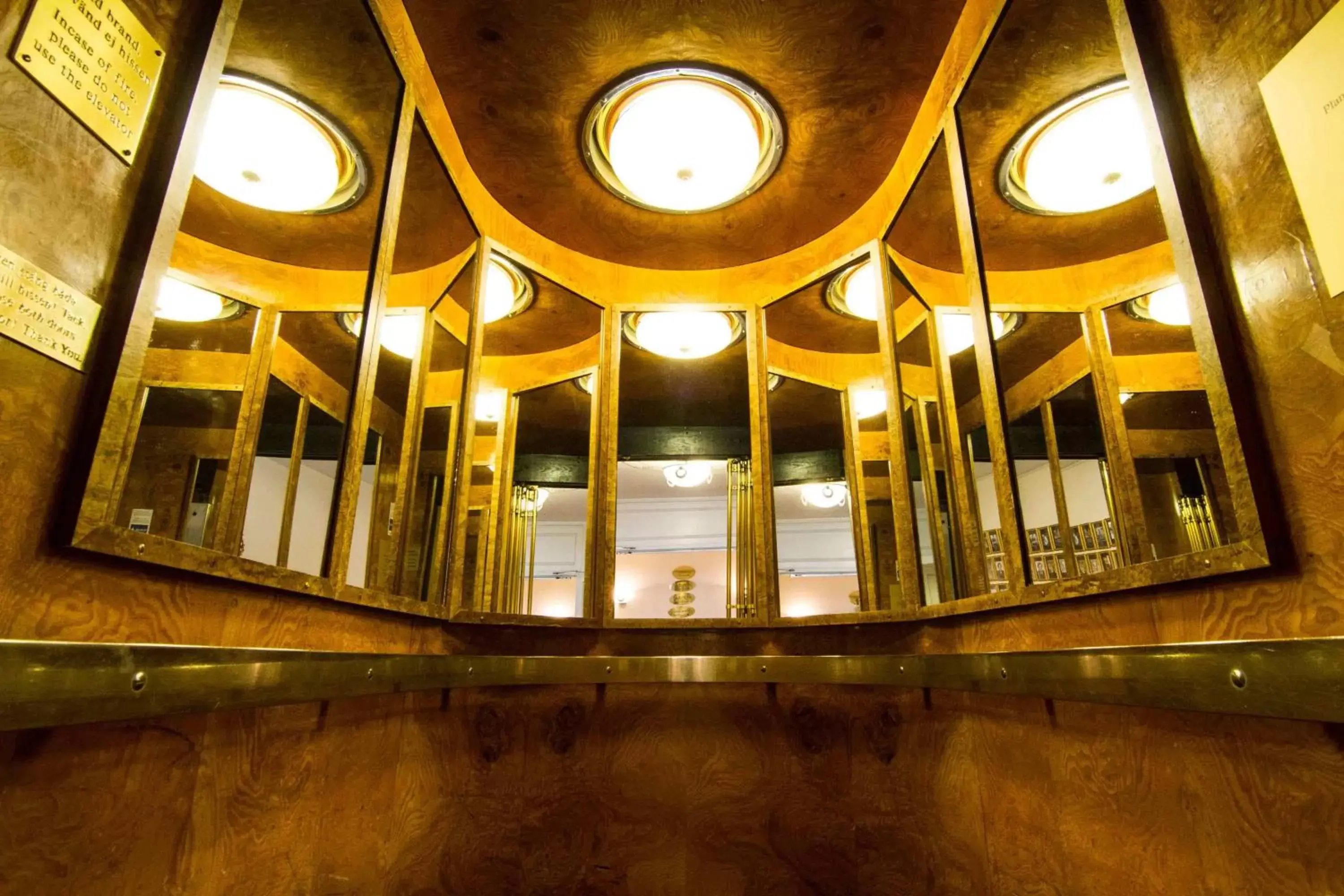 Facade/entrance in Mayfair Hotel Tunneln Facade/entrance in Mayfair Hotel Tunneln