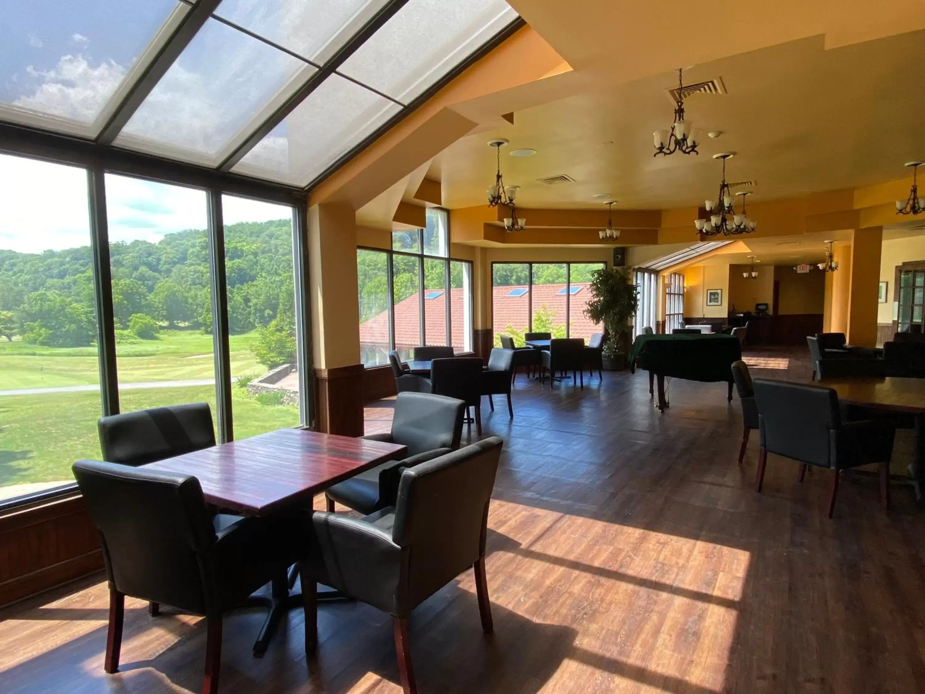 Restaurant/Places to Eat in Shawnee Inn and Golf Resort