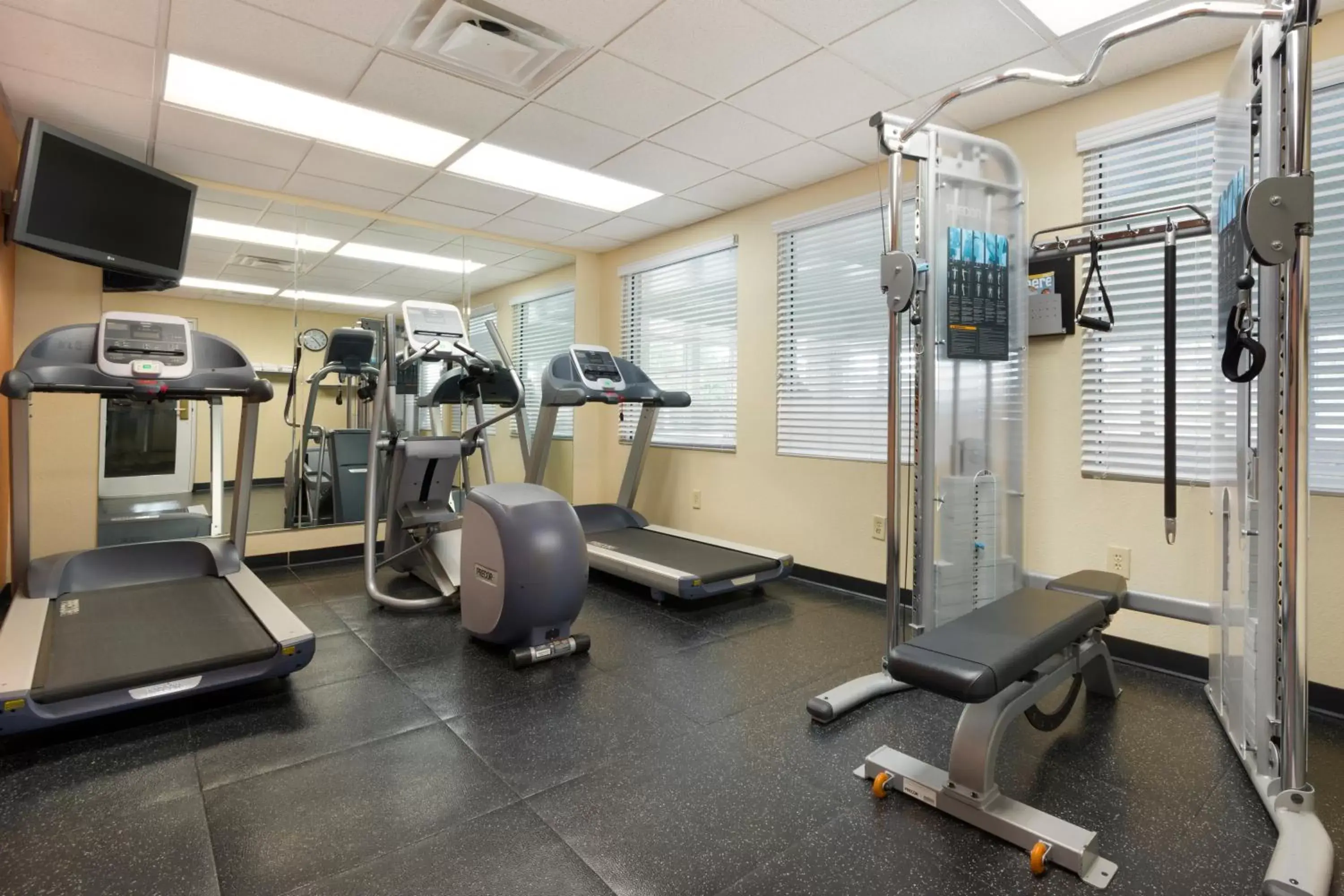 Fitness centre/facilities in Country Inn & Suites by Radisson, Stone Mountain, GA