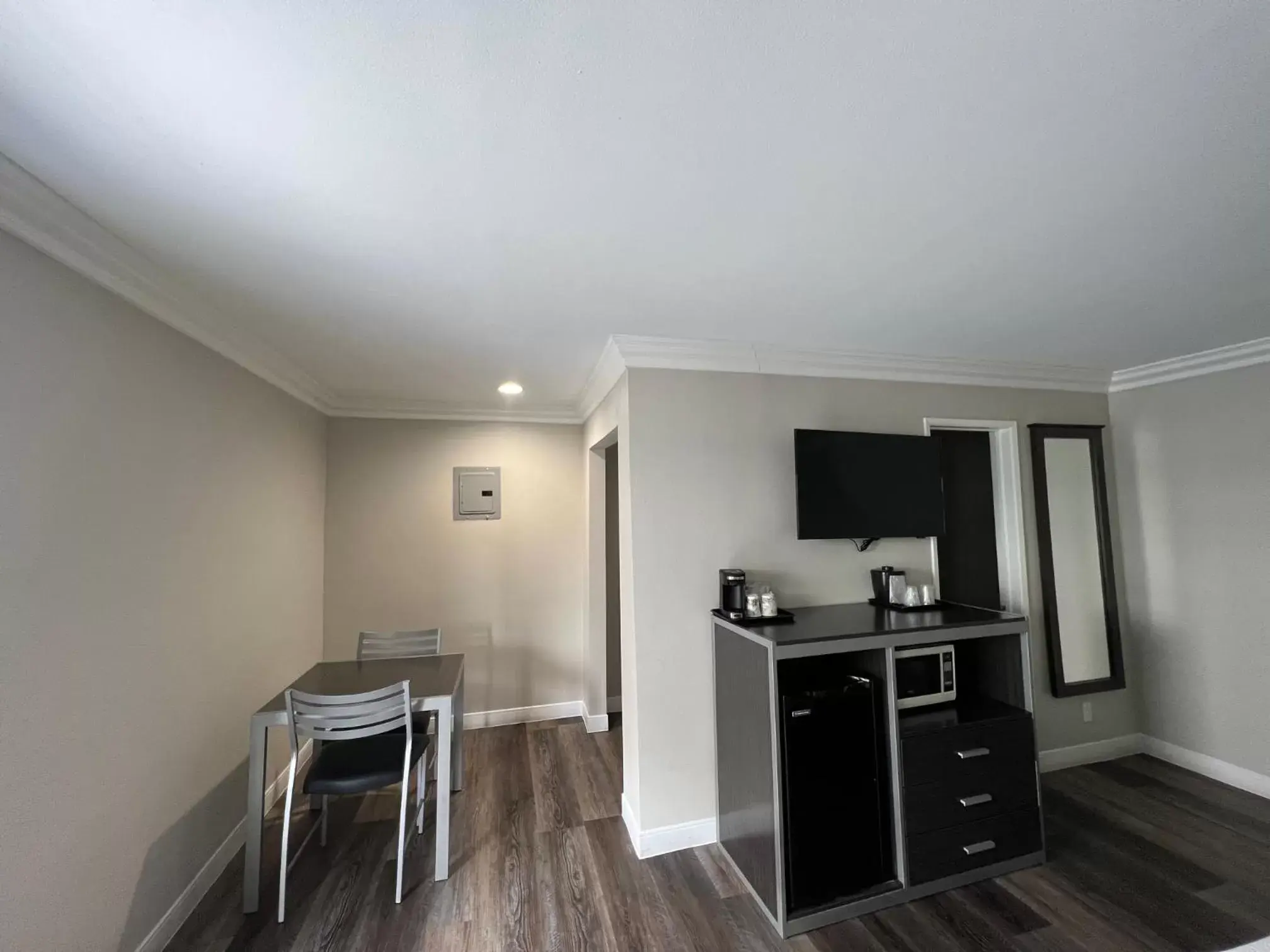 TV and multimedia, Kitchen/Kitchenette in Deluxe Inn Hawthorne/ LAX