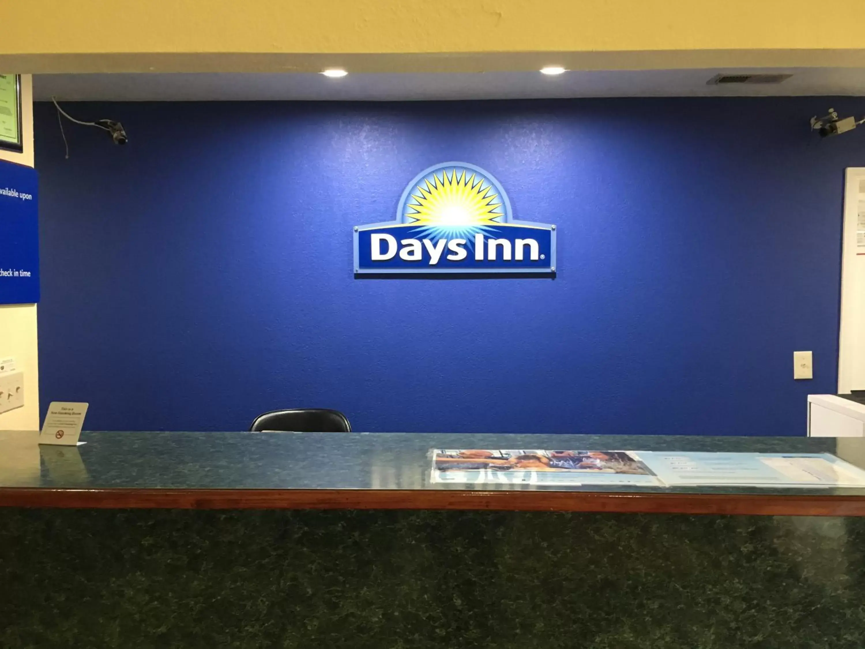 Lobby/Reception in Days Inn by Wyndham Lincoln