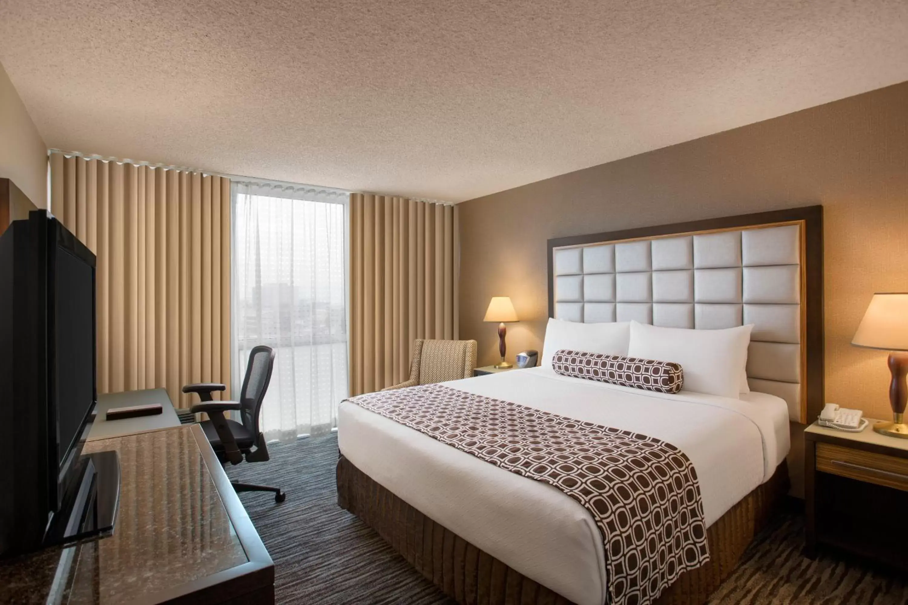 Photo of the whole room, Bed in Crowne Plaza San Francisco Airport, an IHG Hotel