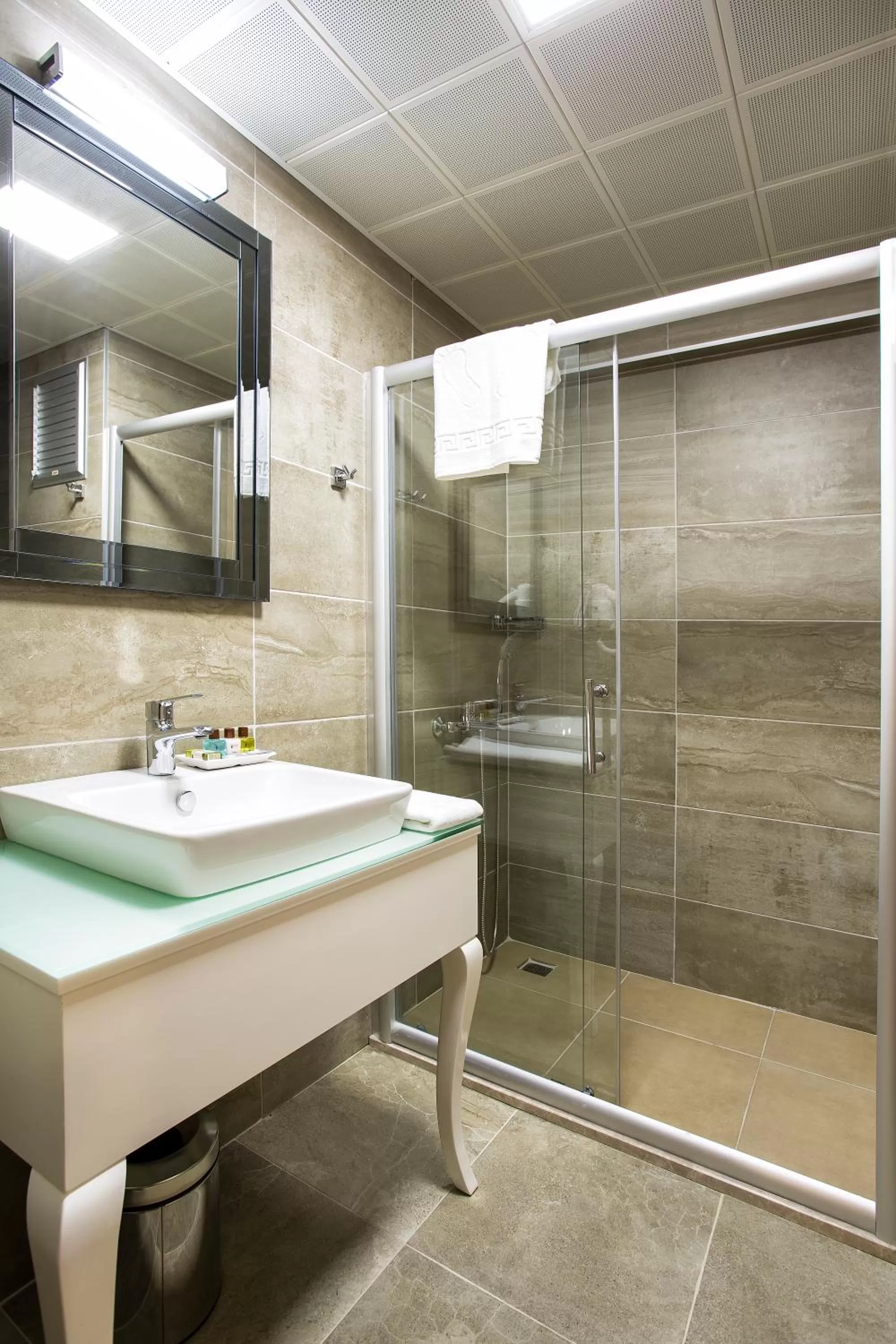 Bathroom in Perla Arya Hotel