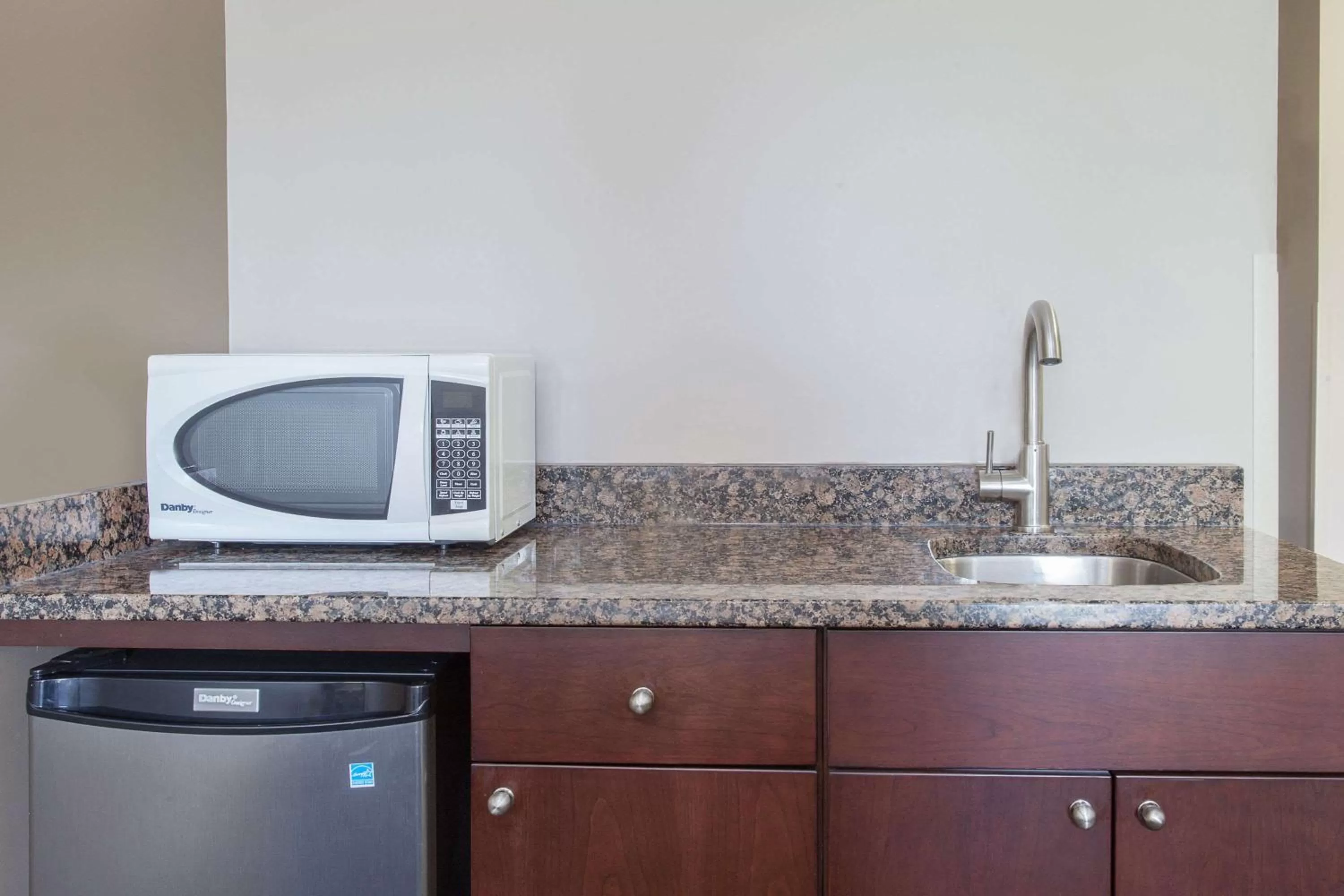 Photo of the whole room in Super 8 by Wyndham Brandon MB