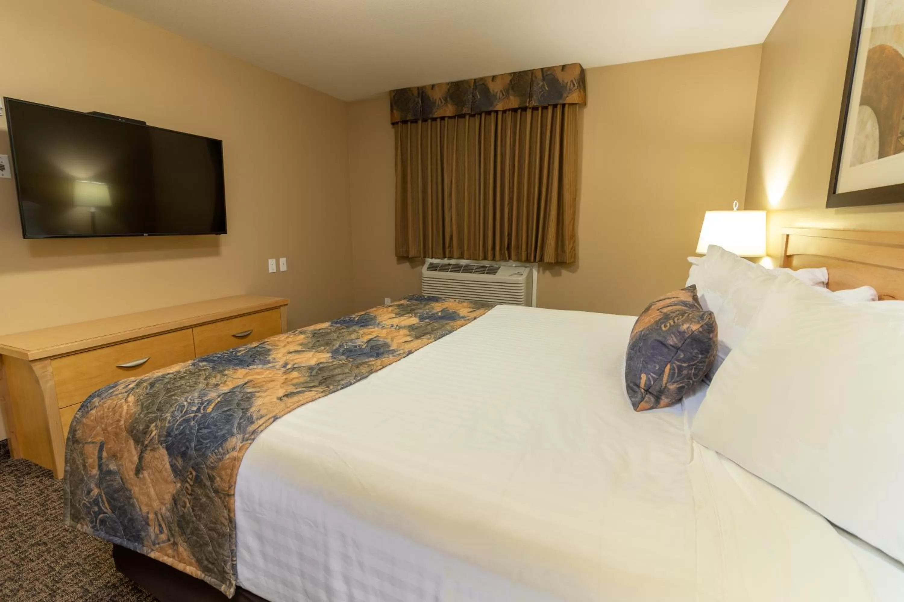 TV and multimedia, Bed in BCMInns - Fort McMurray - Rusty&#x27;s