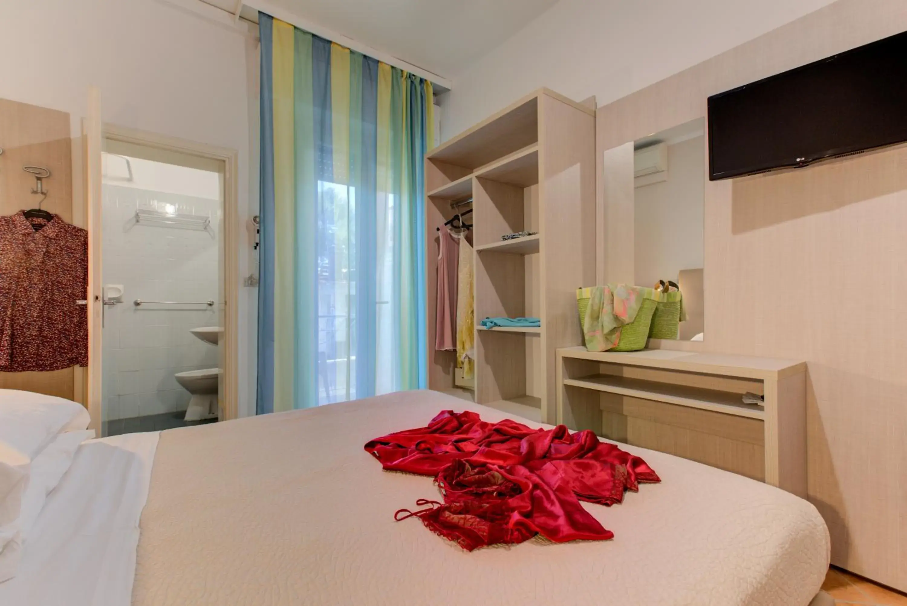 Bathroom, Bed in Hotel Cimarosa