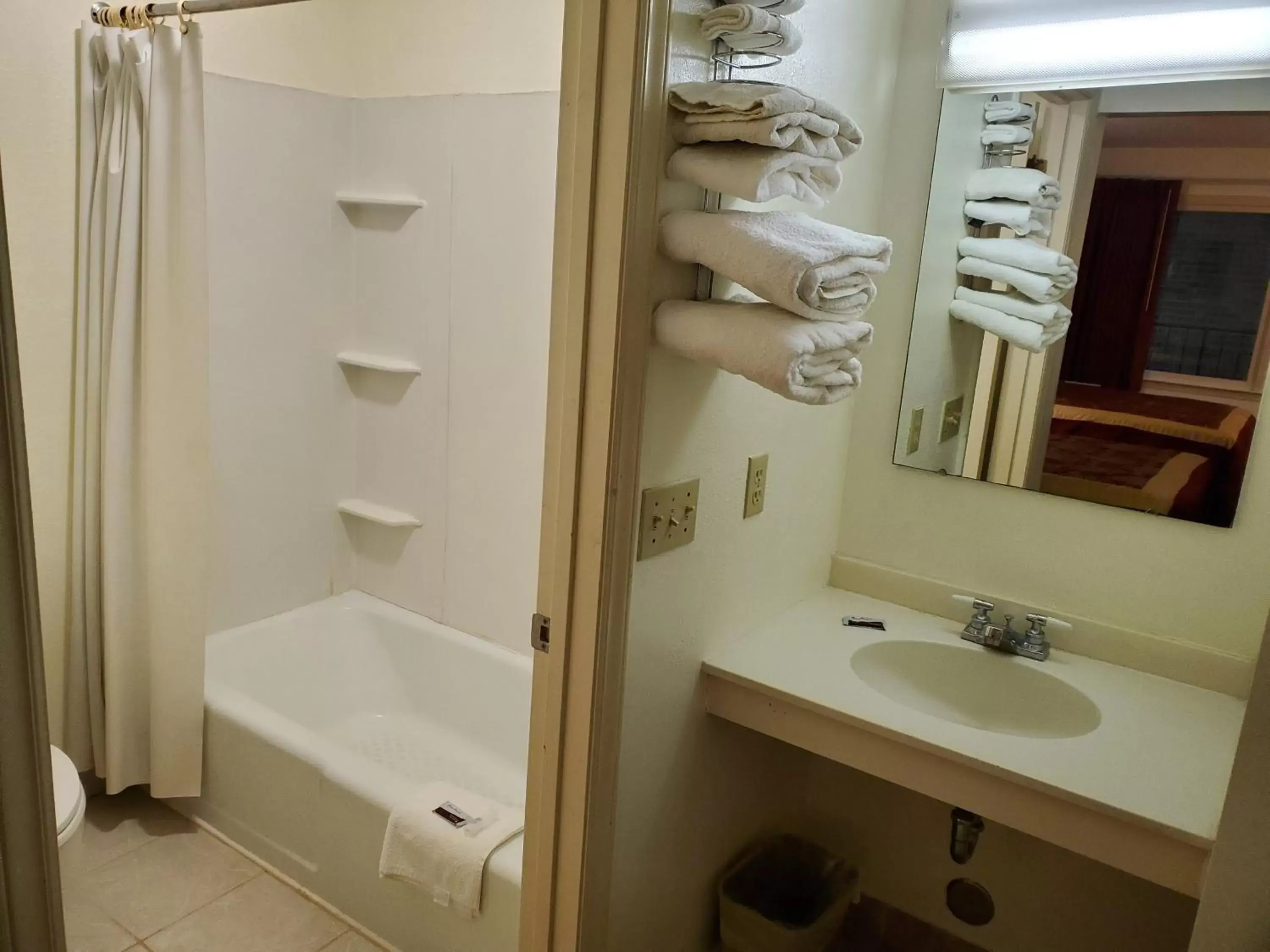 Bathroom in Elk Inn Motel