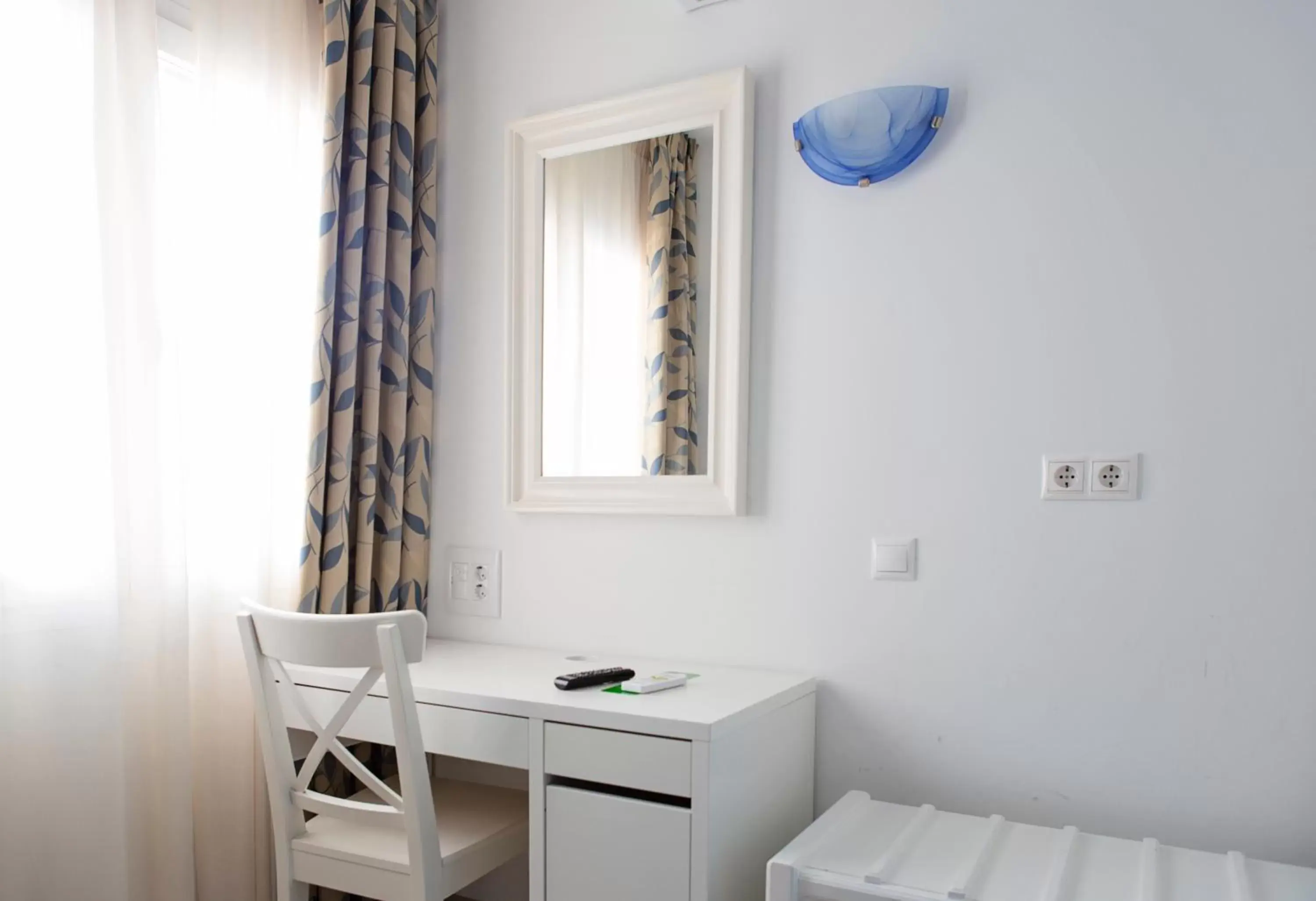 Bedroom, TV/Entertainment Center in Hotel Eliseos