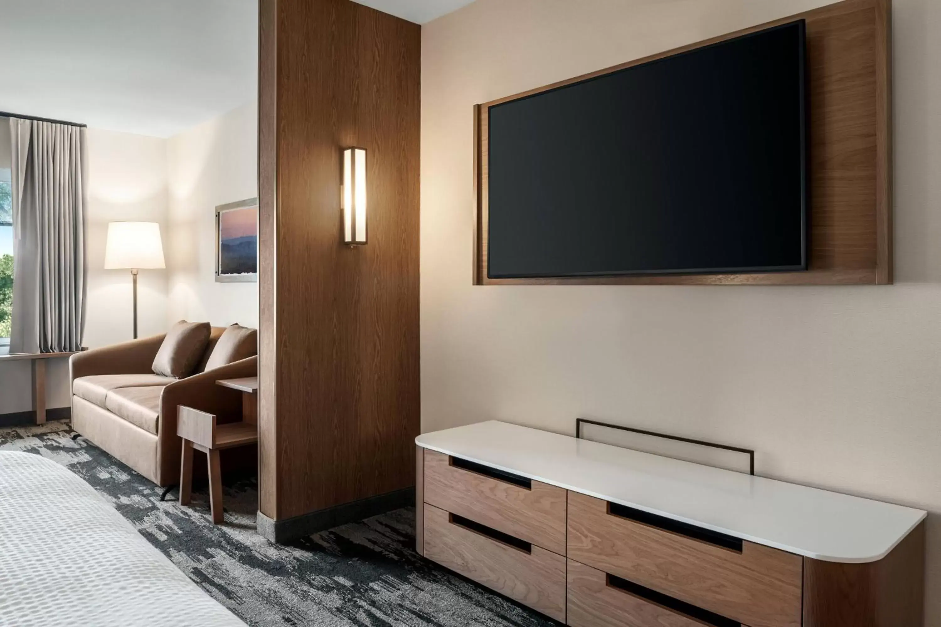 Bedroom, TV/Entertainment Center in Fairfield Inn & Suites by Marriott Milwaukee West