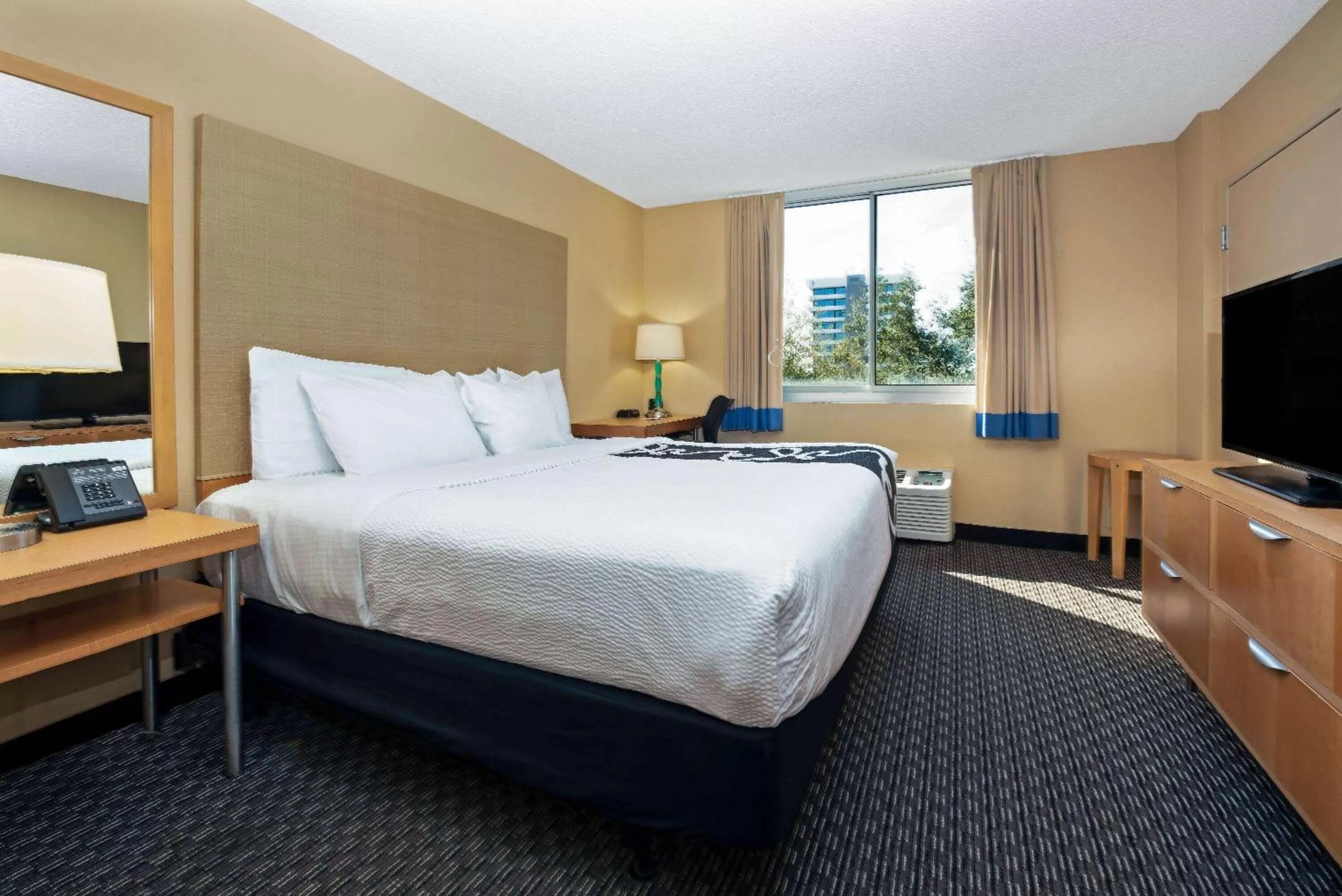 Photo of the whole room, Bed in La Quinta by Wyndham West Palm Beach Airport