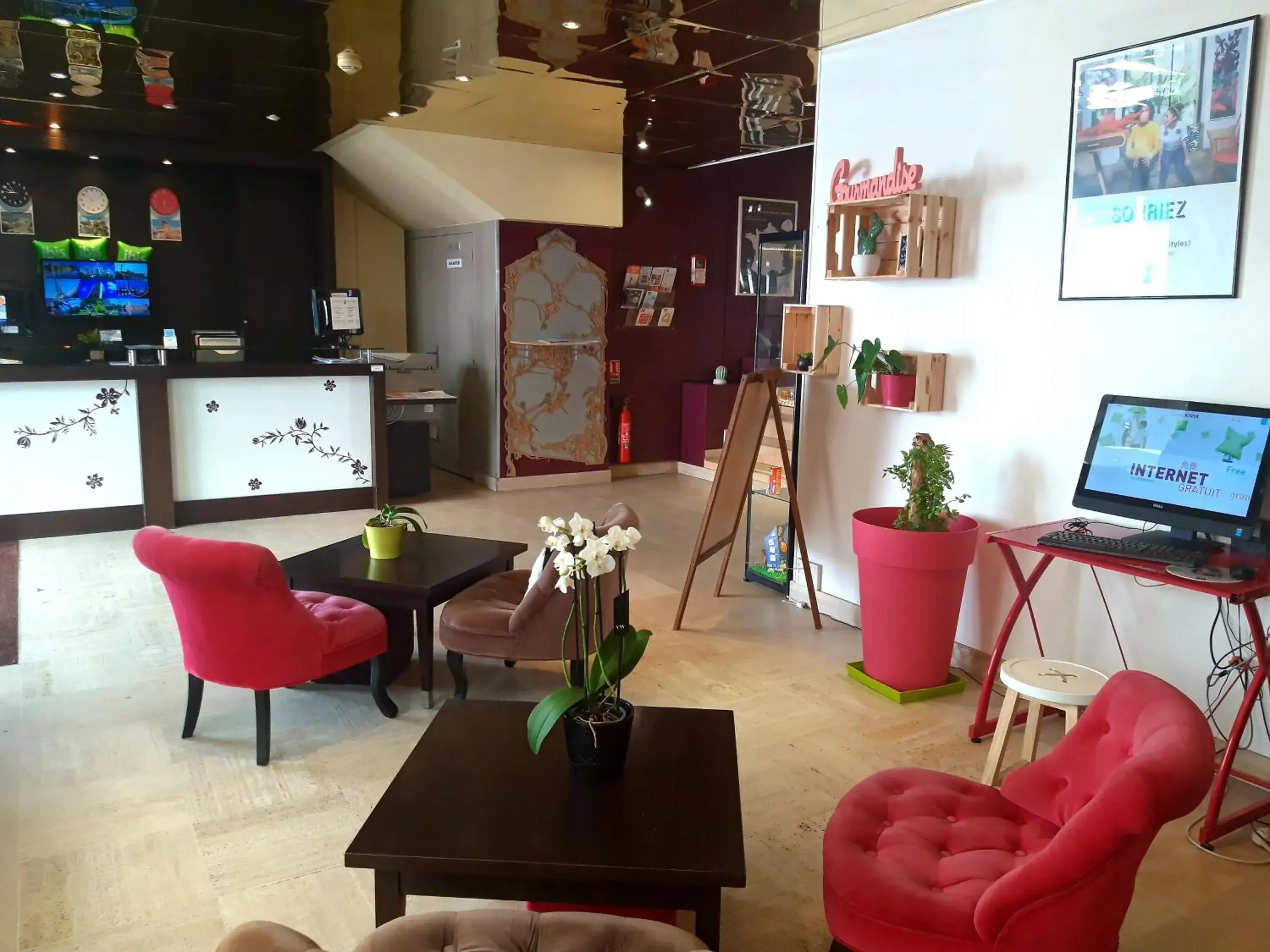 Lobby or reception in ibis Styles Nantes Centre Place Royale