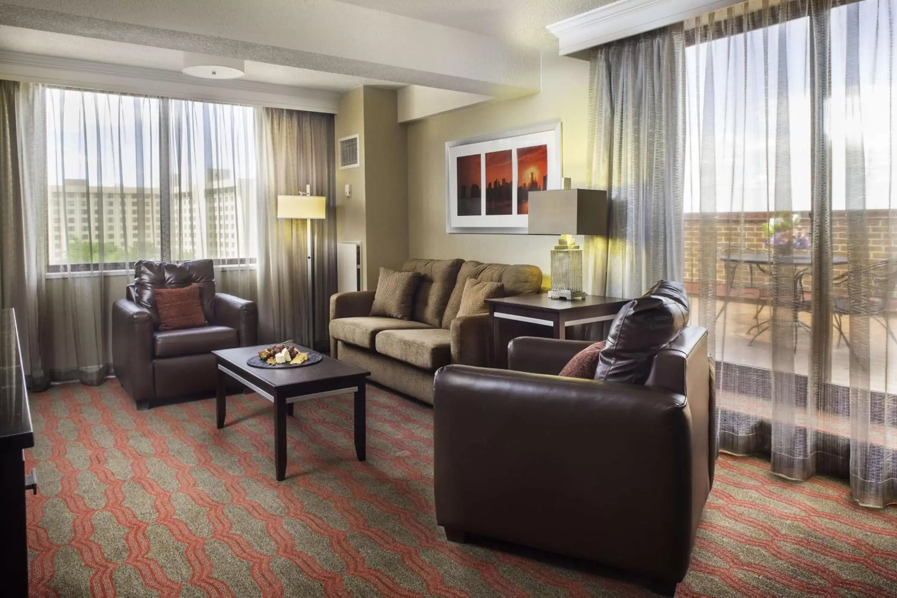 Balcony/Terrace, Seating Area in LaGuardia Plaza Hotel