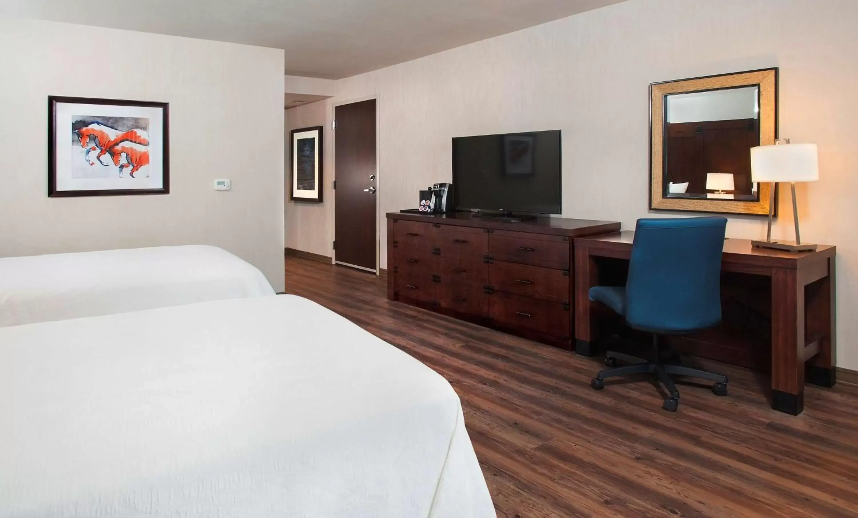 Bedroom, TV/Entertainment Center in Hilton Garden Inn Burbank Downtown