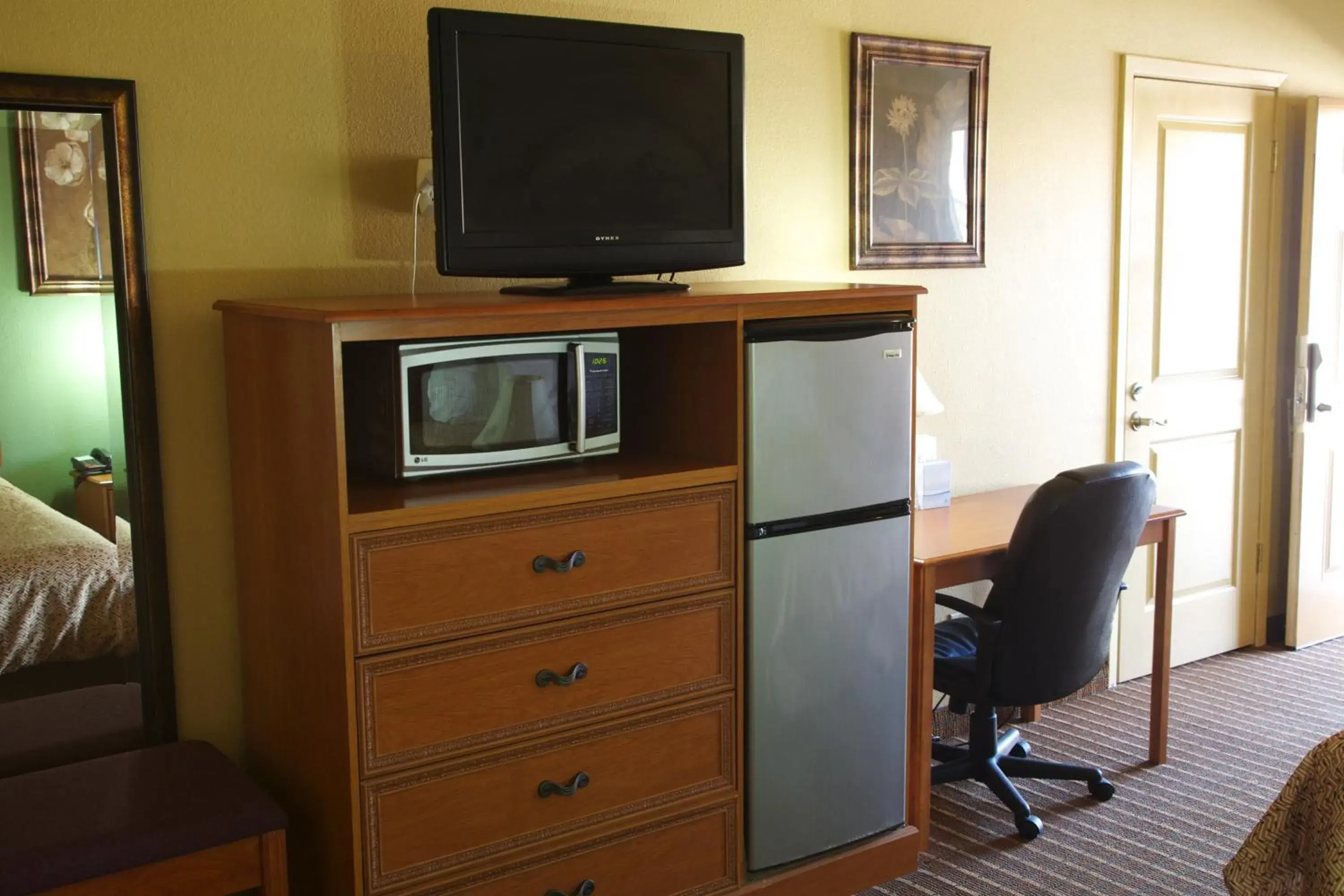 Kitchen or kitchenette, TV/Entertainment Center in Coach Light Inn