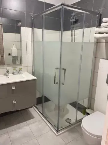 Shower, Bathroom in LOGIS Hôtel La Chaumière
