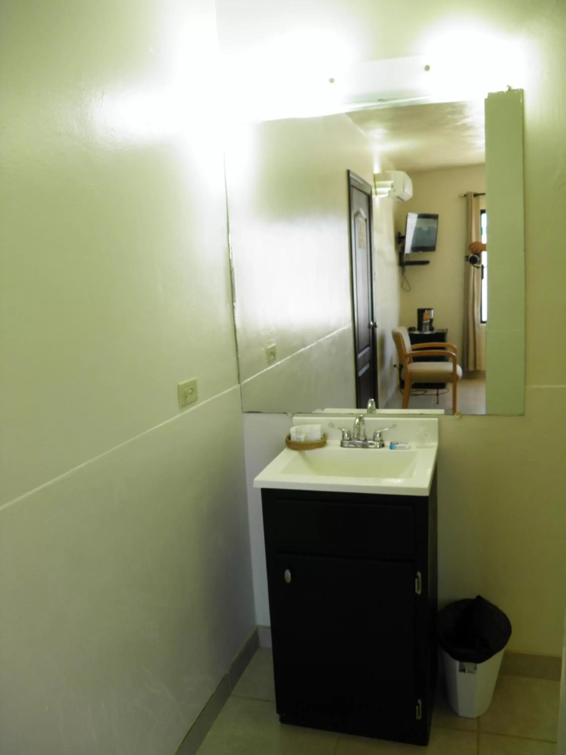 Bathroom in #52 Bungalow Seaside Hotel & Victors RV Park