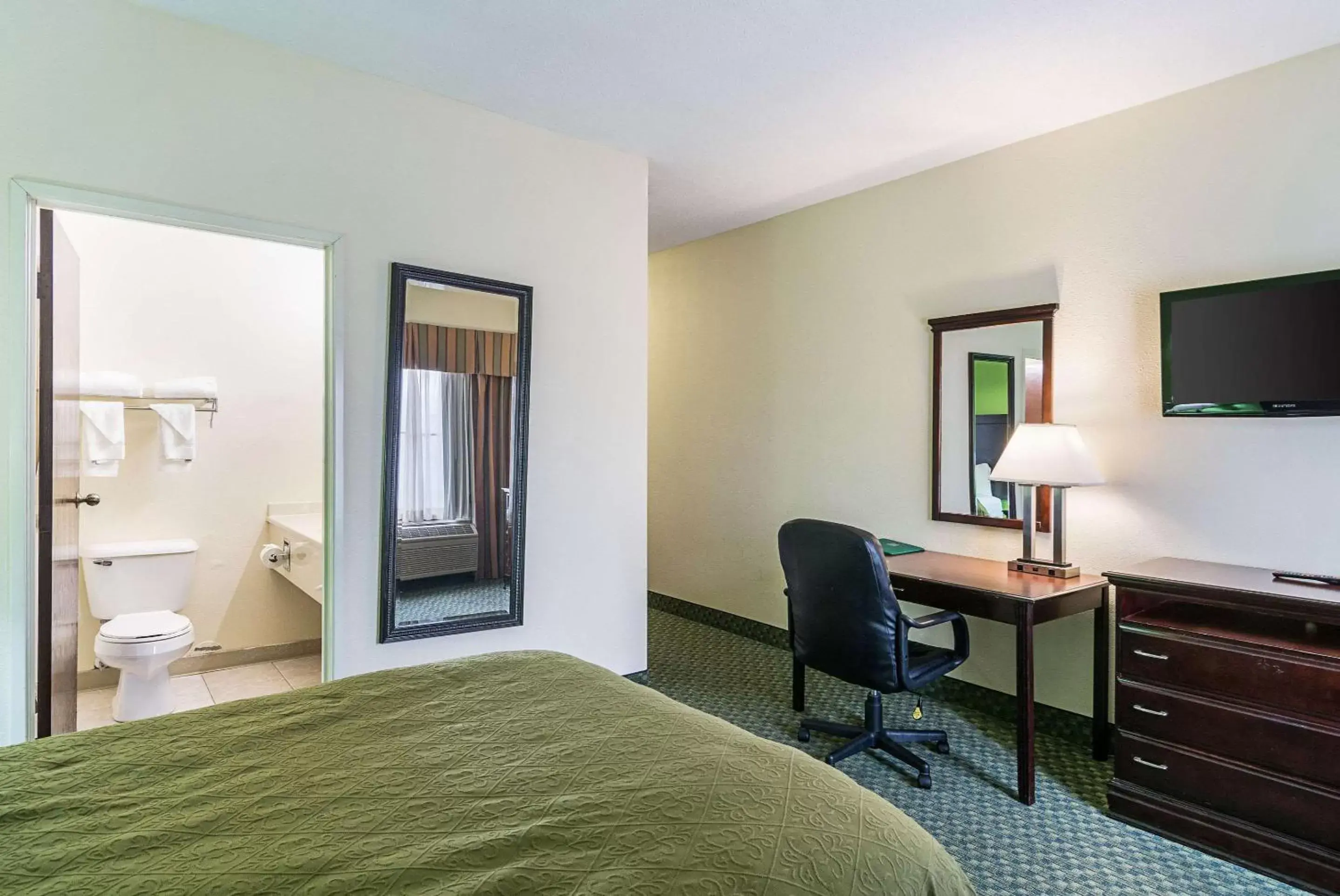 Photo of the whole room, Bed in Quality Inn and Suites Harvey
