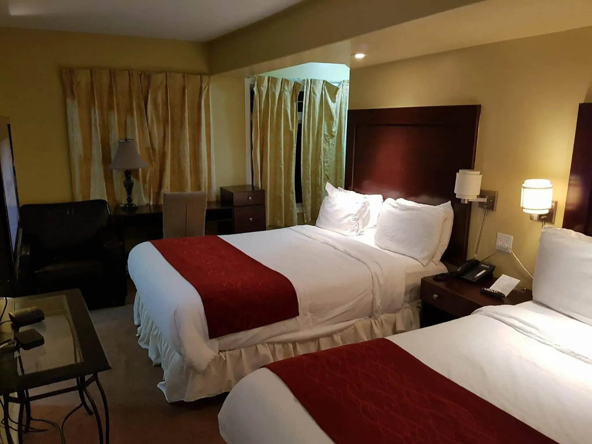 Bedroom, Bed in Bayside Inn & Waterfront Suites
