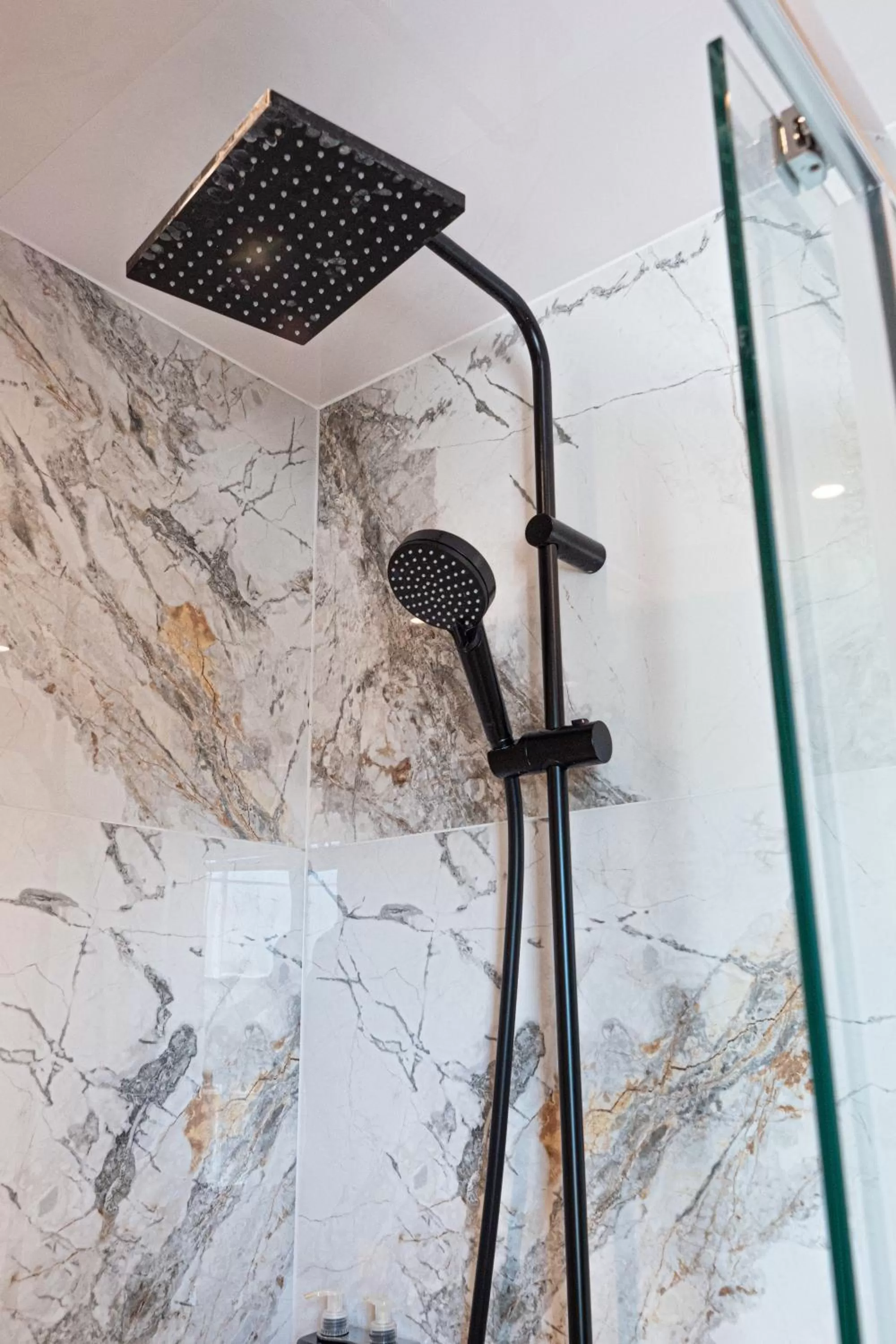 Shower in Hyde Park Green