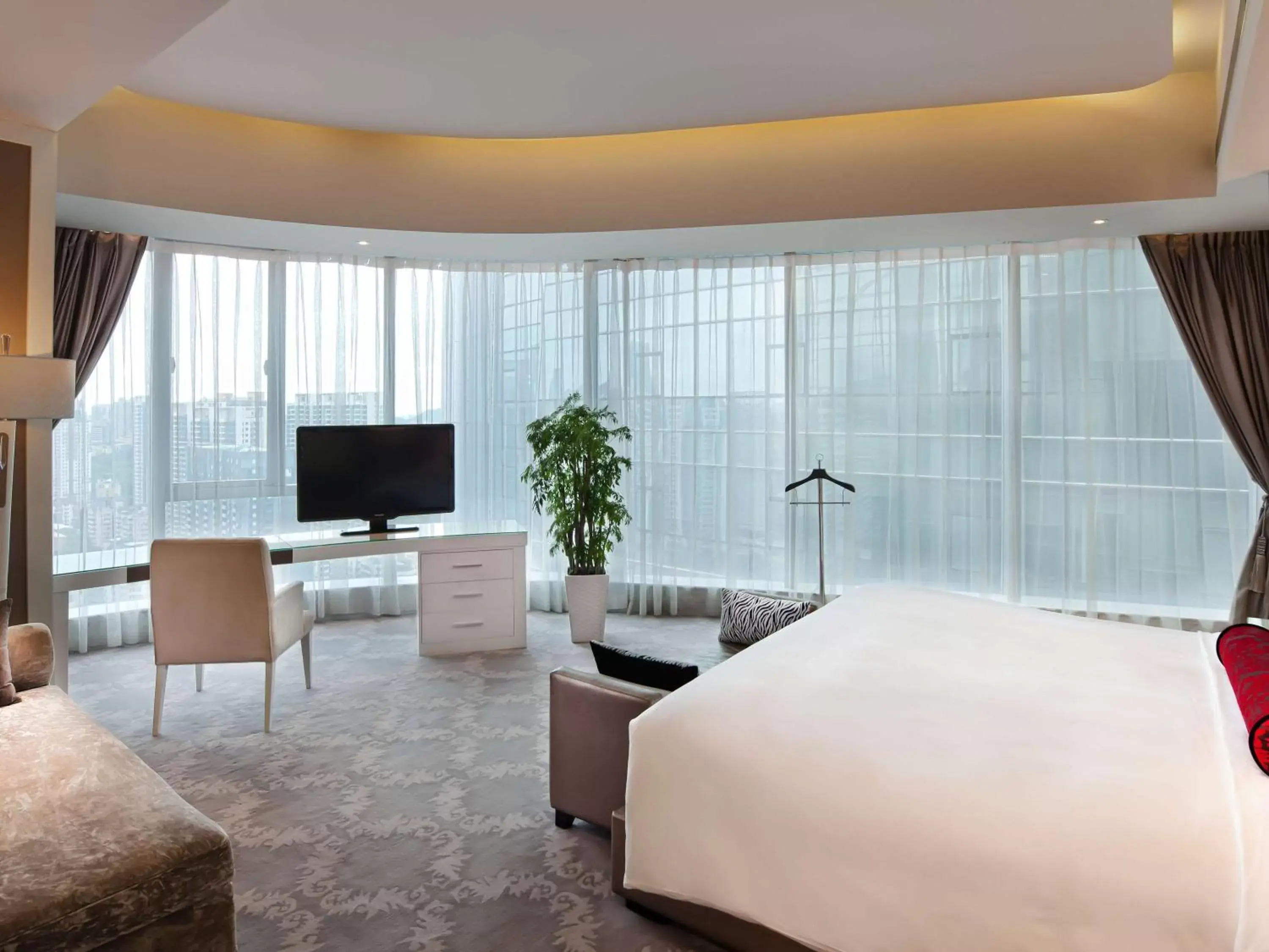 Photo of the whole room, TV/Entertainment Center in Sofitel Guangzhou Sunrich