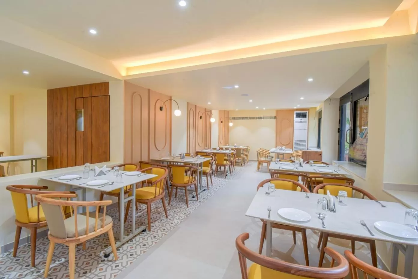 Restaurant/places to eat in Hotel Vrishali Executive