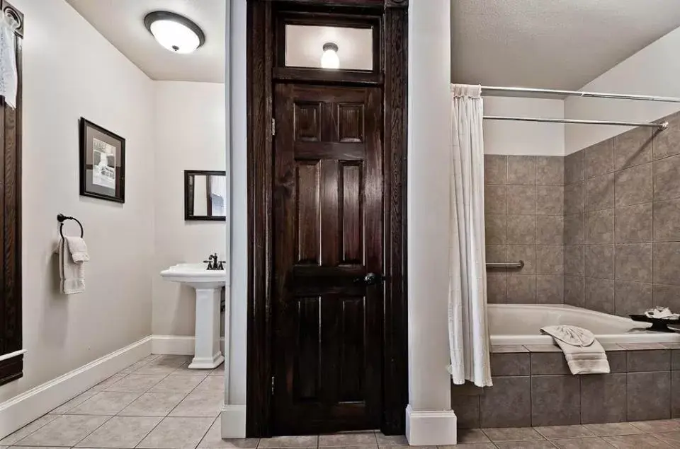 Bathroom in New Orleans Hotel Eureka Springs