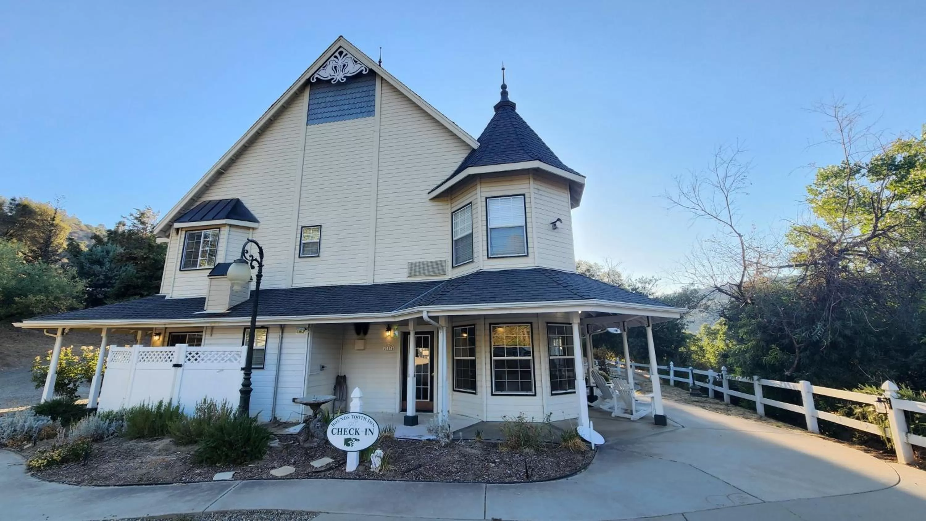 Property building in Hounds Tooth Inn