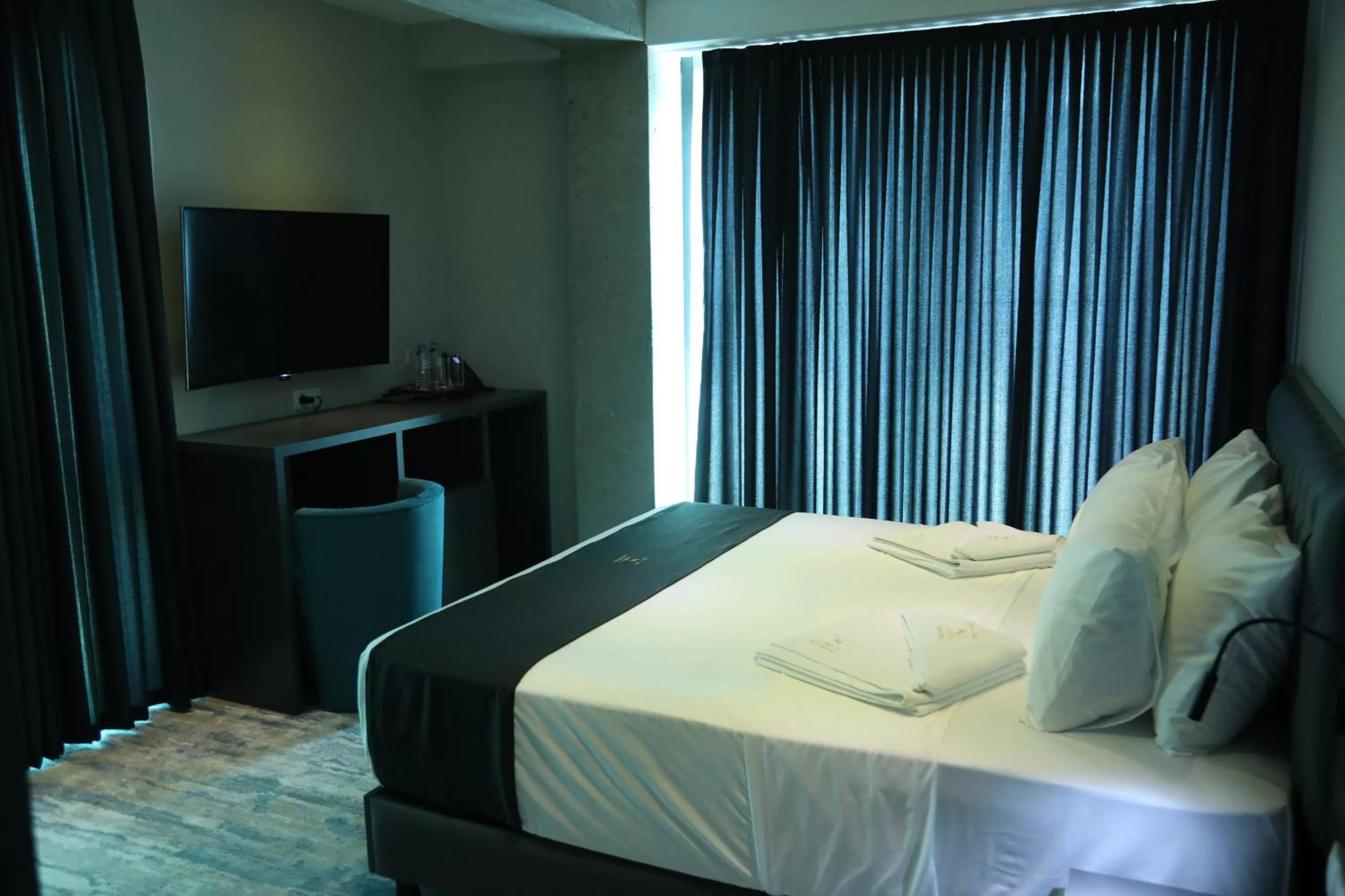 Communal lounge/ TV room, Bed in Mit Hotel Tbilisi