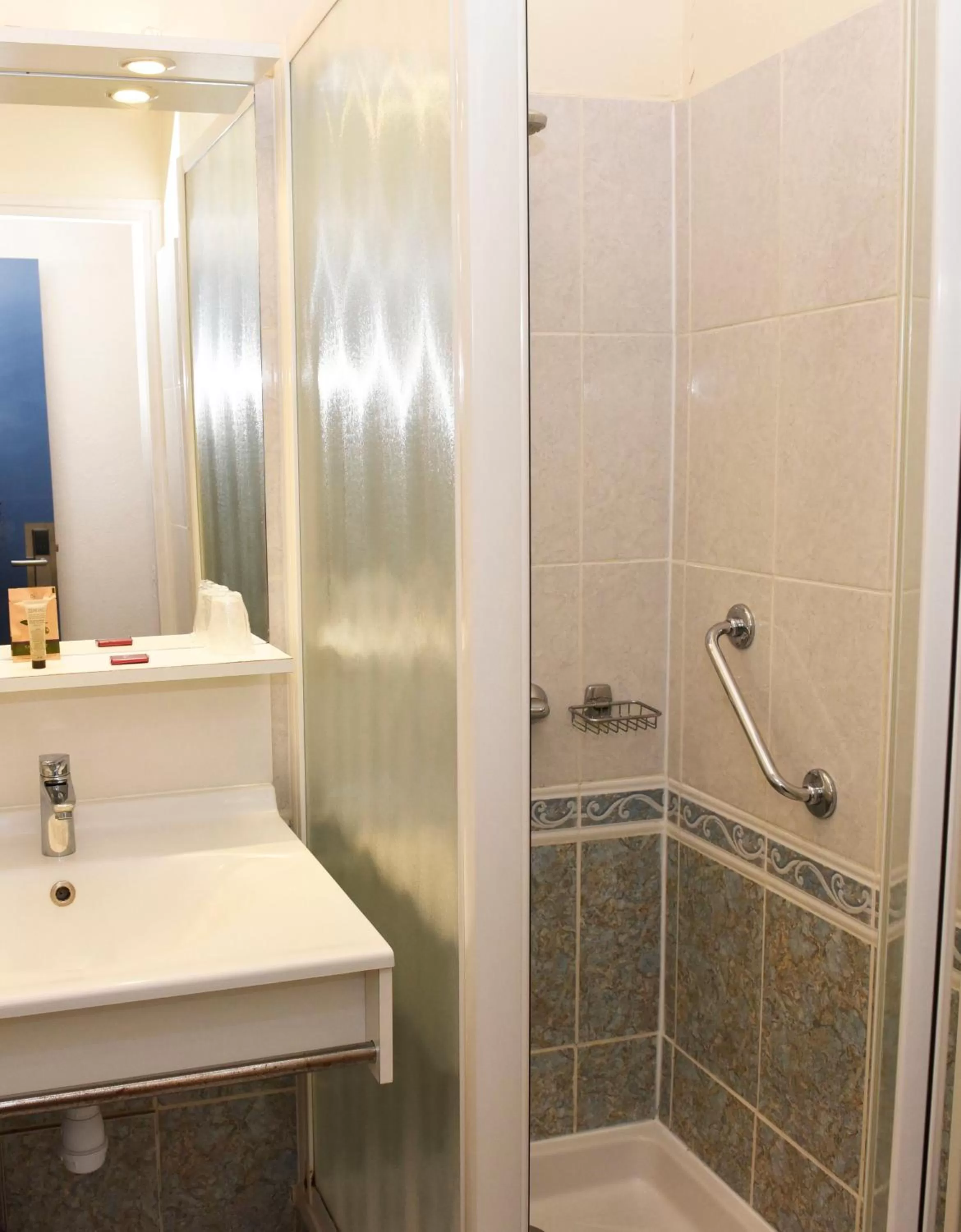 Bathroom in Azur Hôtel