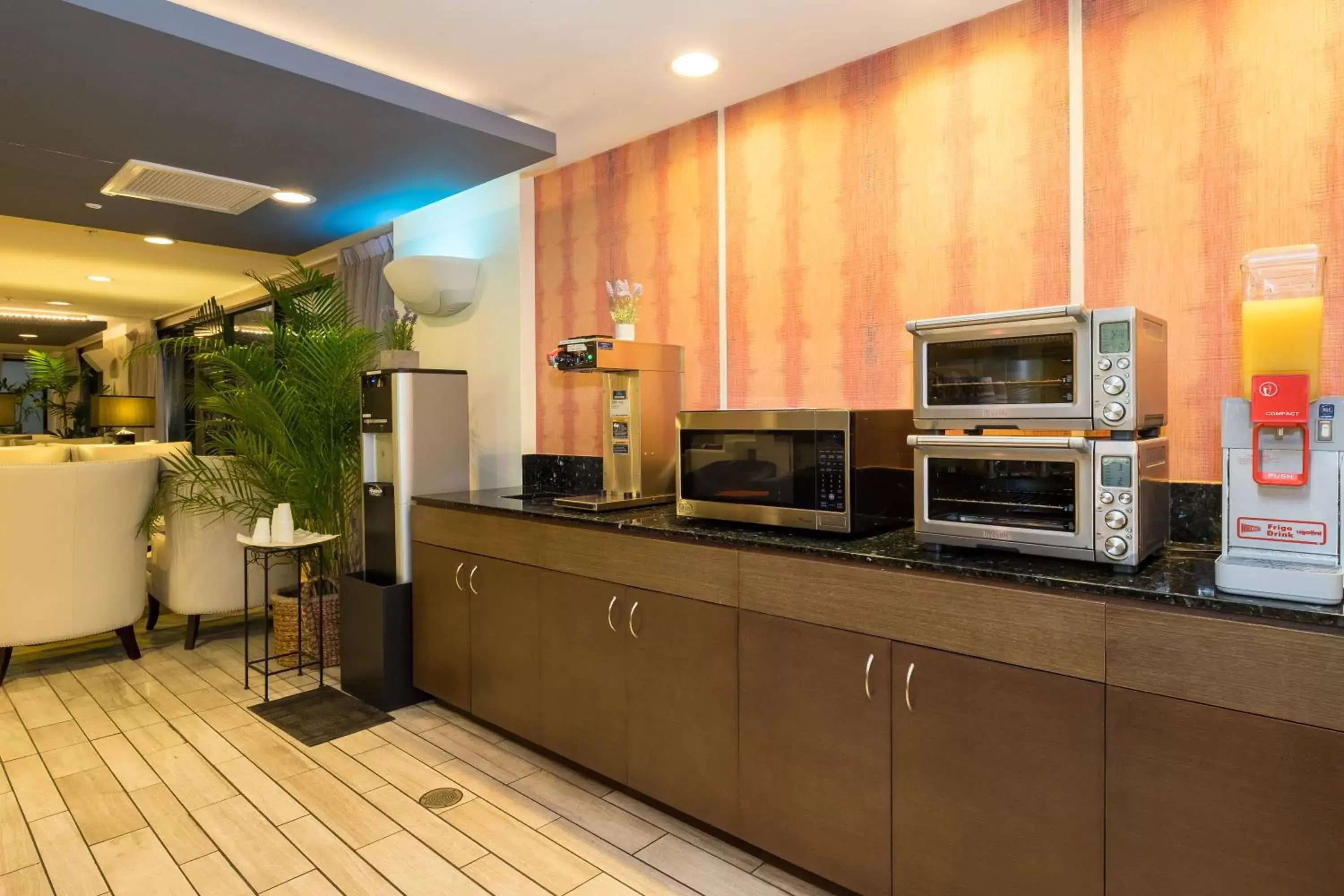 Continental breakfast, Kitchen/Kitchenette in VIVE Hotel Waikiki