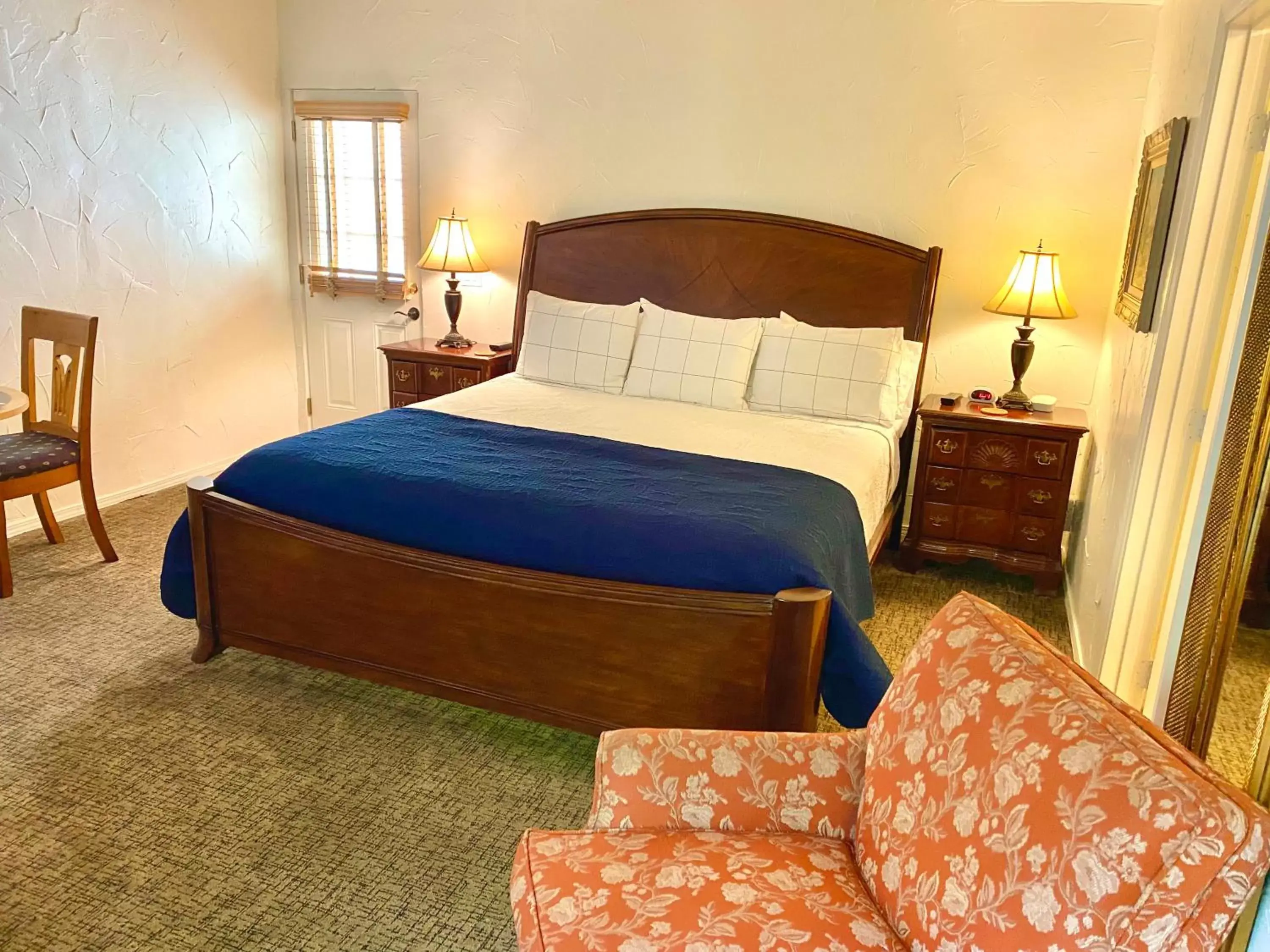 Bed in Old Ranch Inn - Adults Only 21 & Up