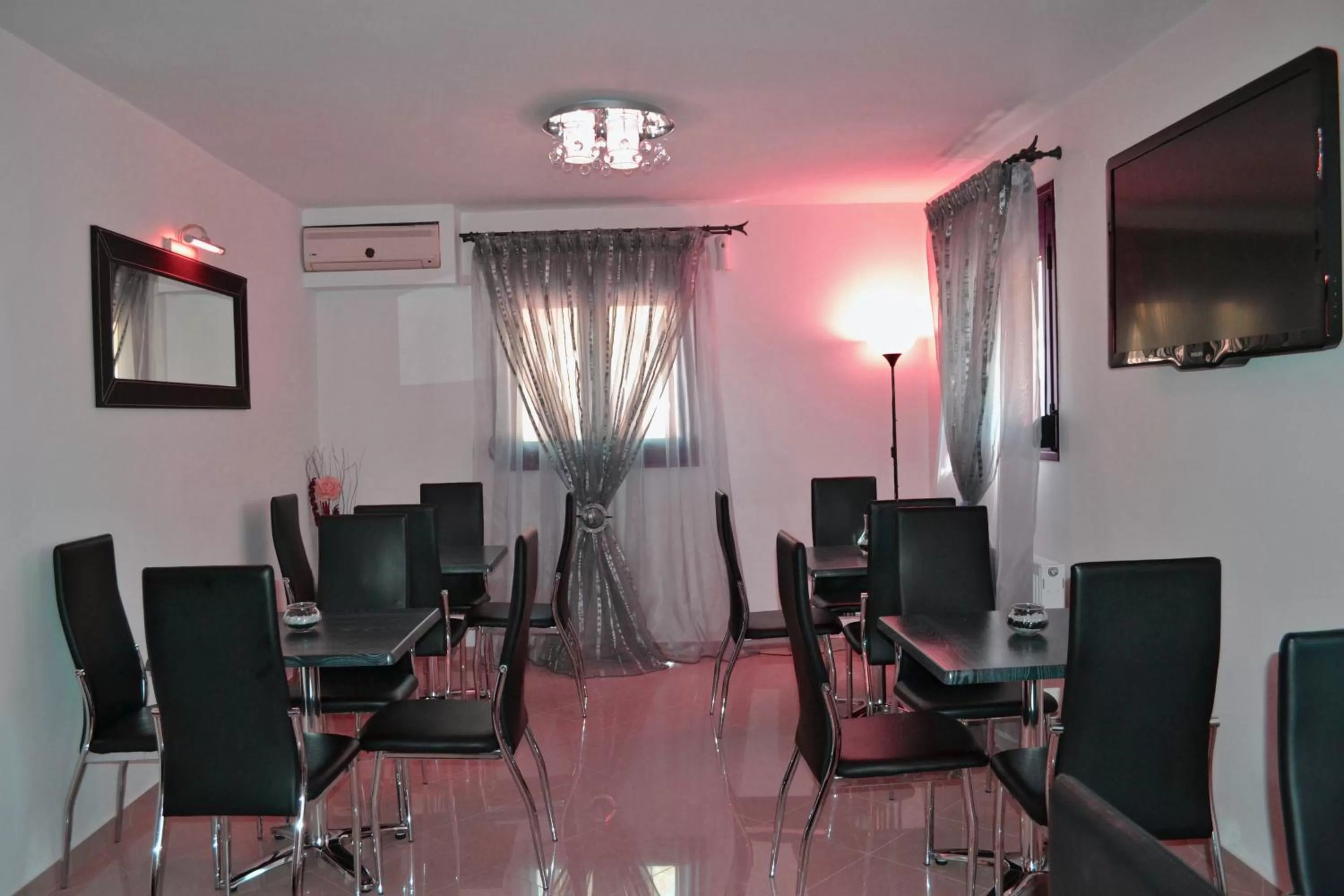 Communal lounge/ TV room, TV/Entertainment Center in Anesis