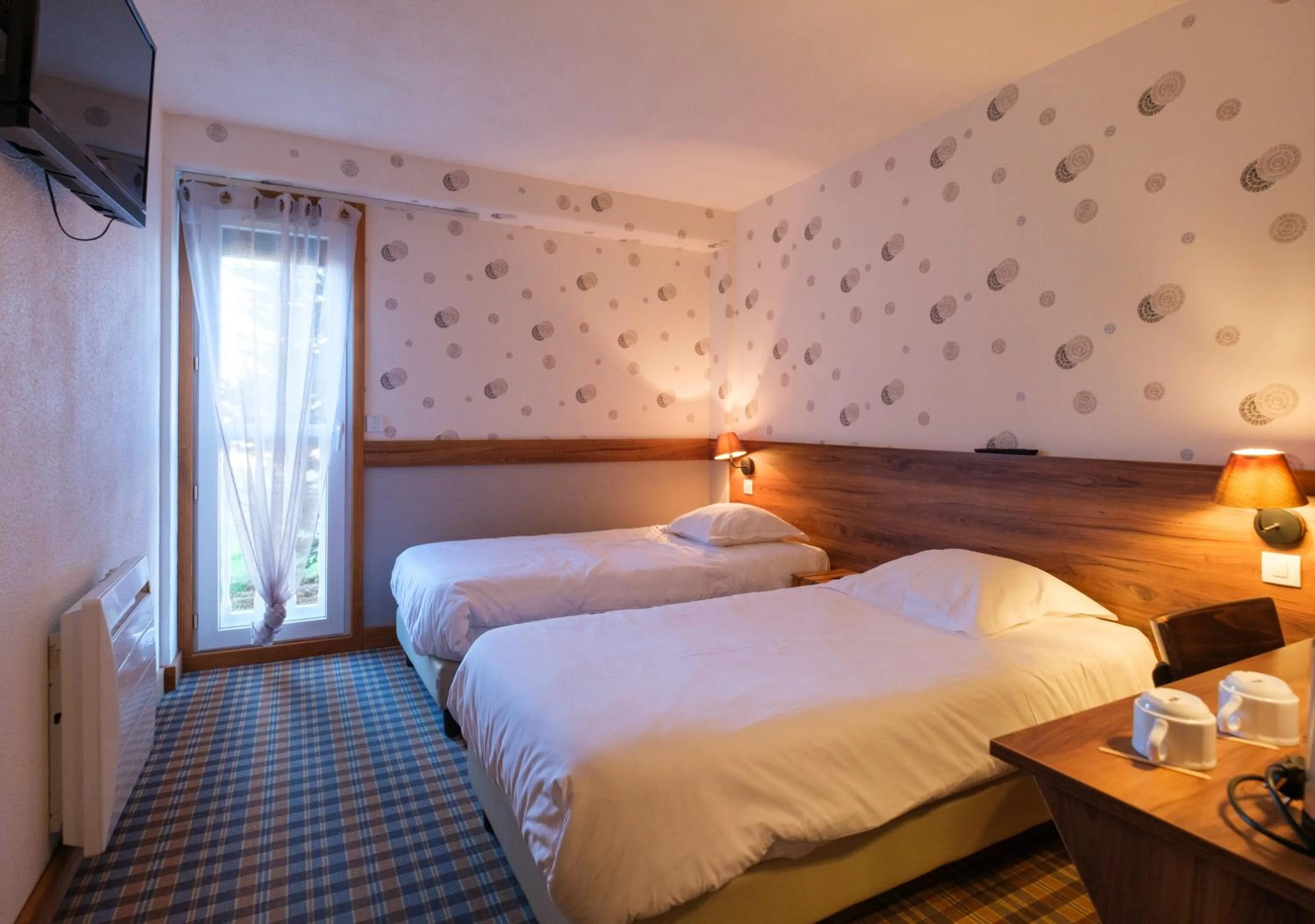 Bed in Cit'Hotel Le Montreal