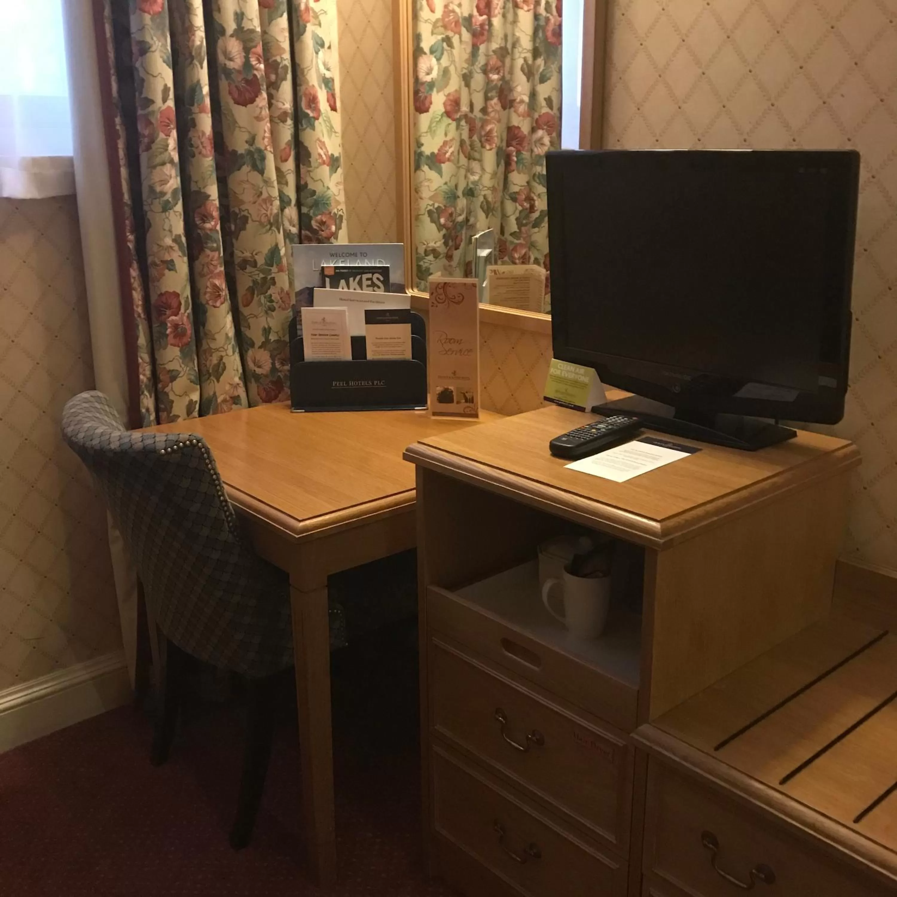 Coffee/tea facilities in Crown & Mitre Hotel