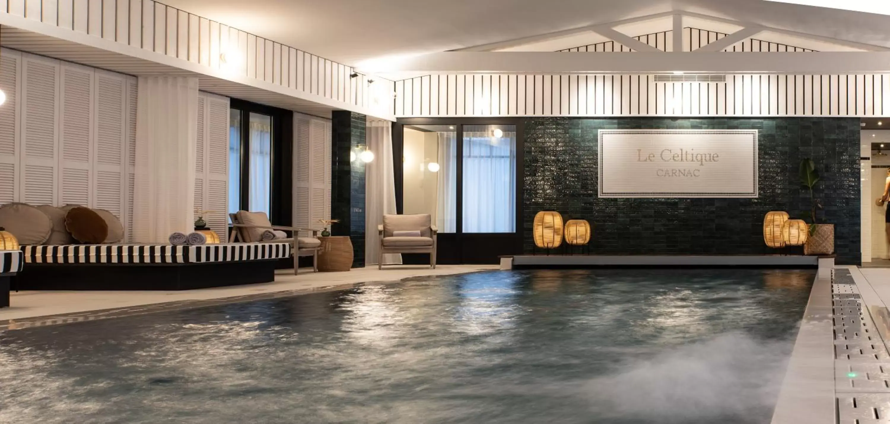 Hot Tub, Swimming Pool in Le Celtique & Spa