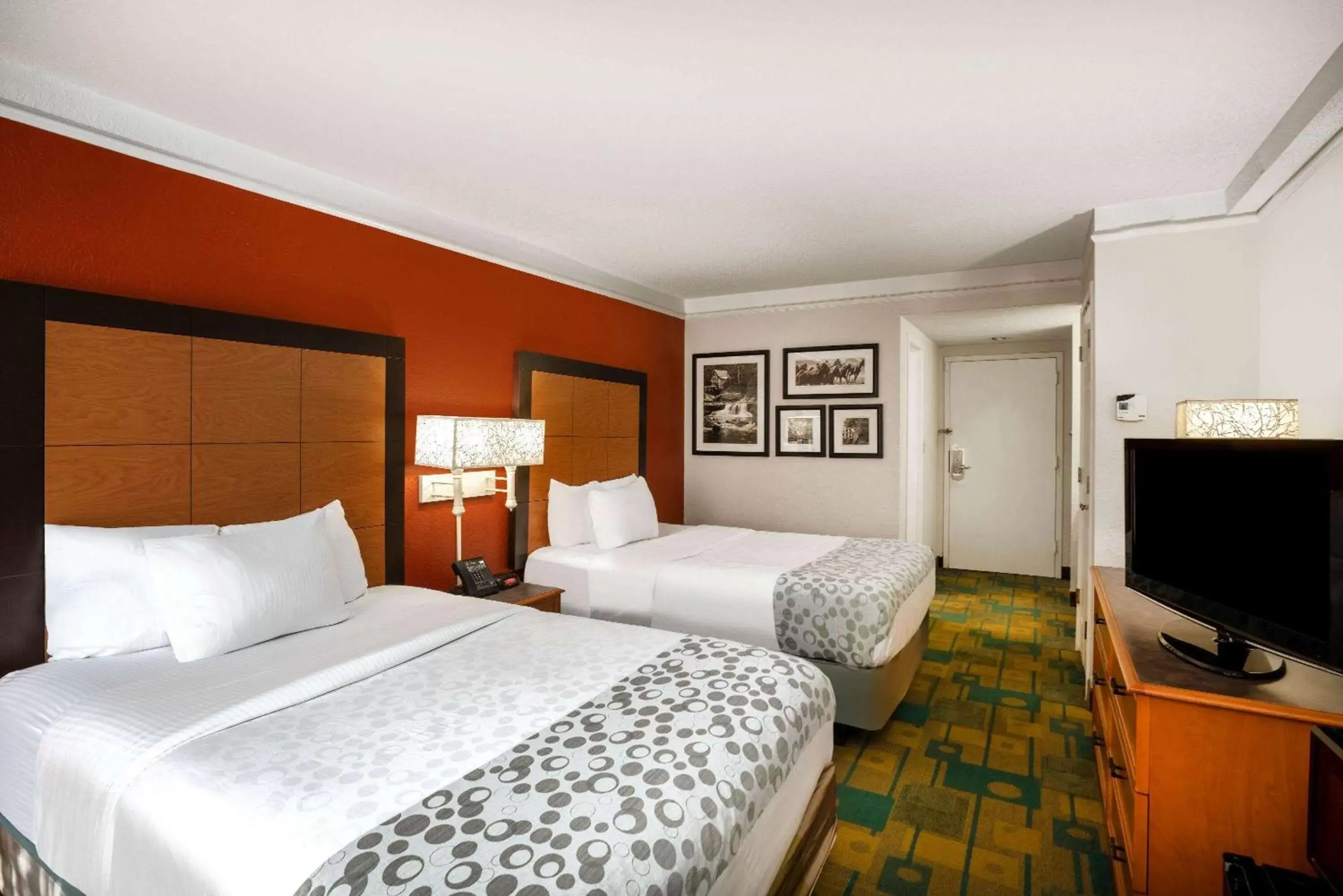 Photo of the whole room, Bed in La Quinta by Wyndham Nashville Airport/Opryland