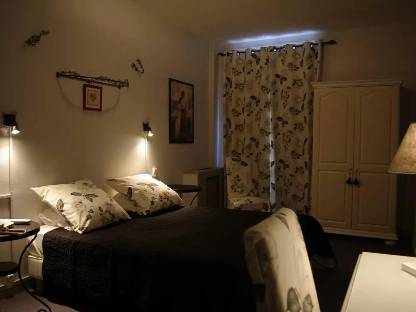 Bedroom, Bed in The Originals Boutique, Hôtel d'Angleterre, Fécamp Bedroom, Bed in The Originals Boutique, Hôtel d'Angleterre, Fécamp