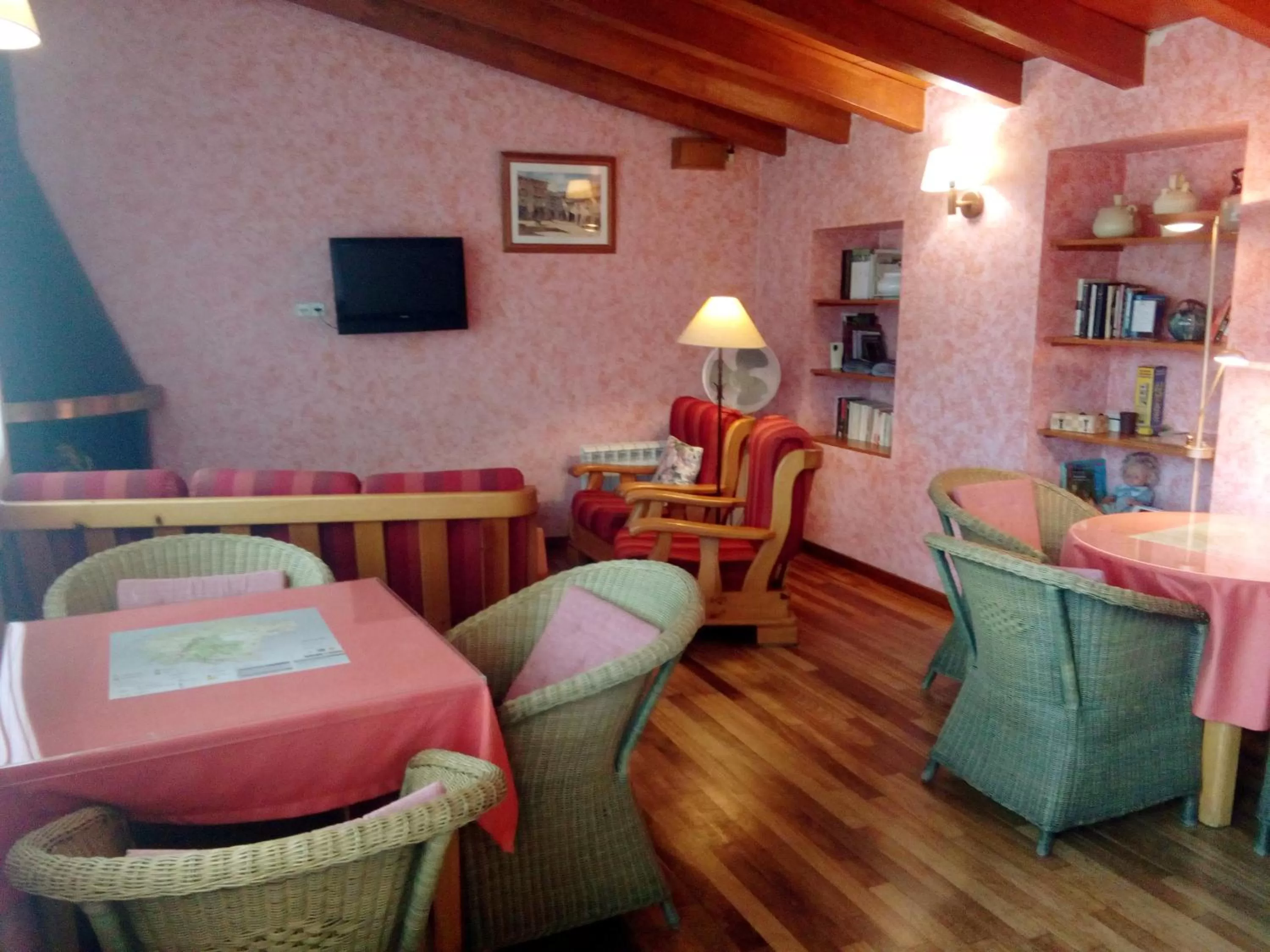 Communal lounge/ TV room in CAN MENCIÓ - Plaça Major