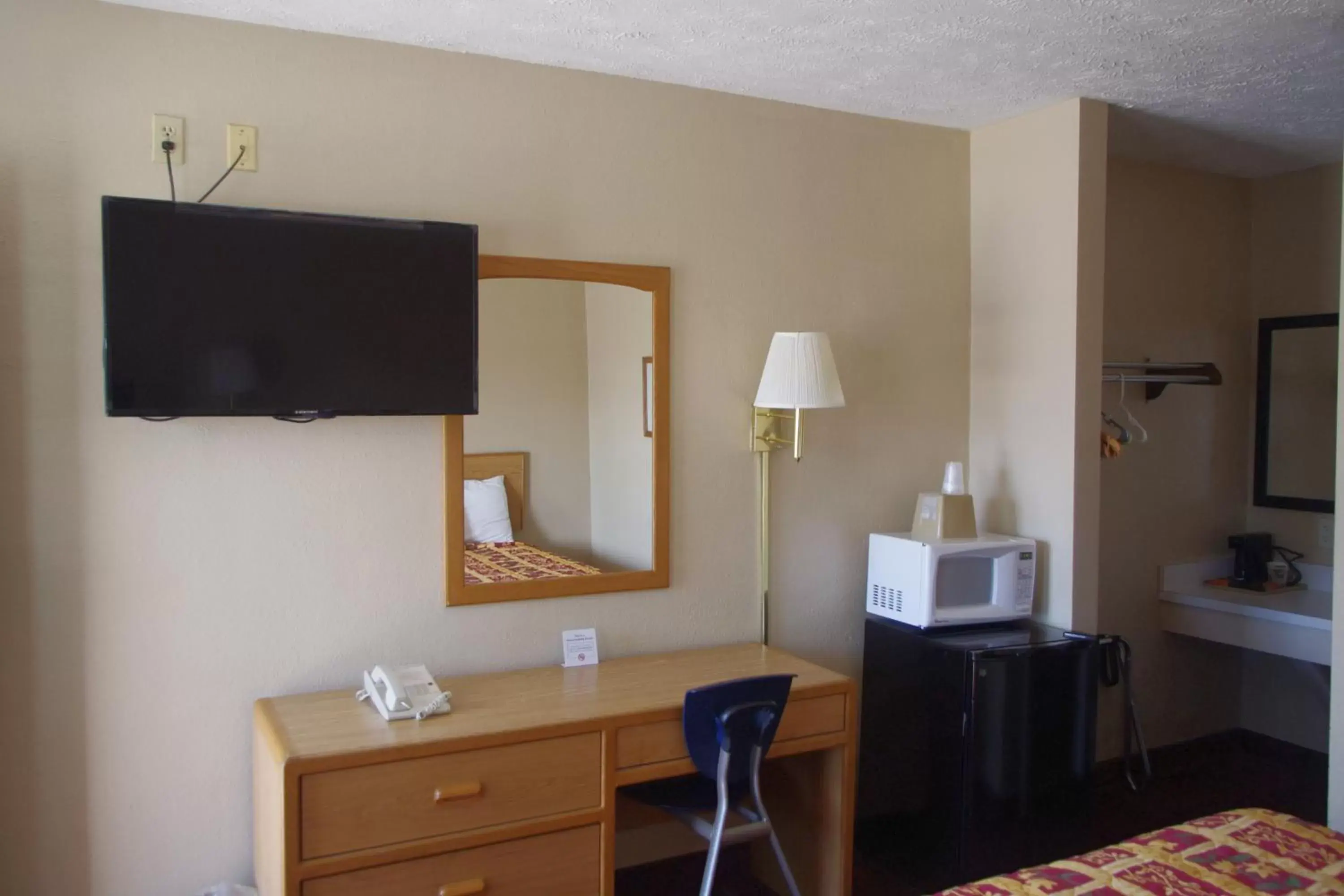 TV and multimedia, TV/Entertainment Center in Economy Inn McCook