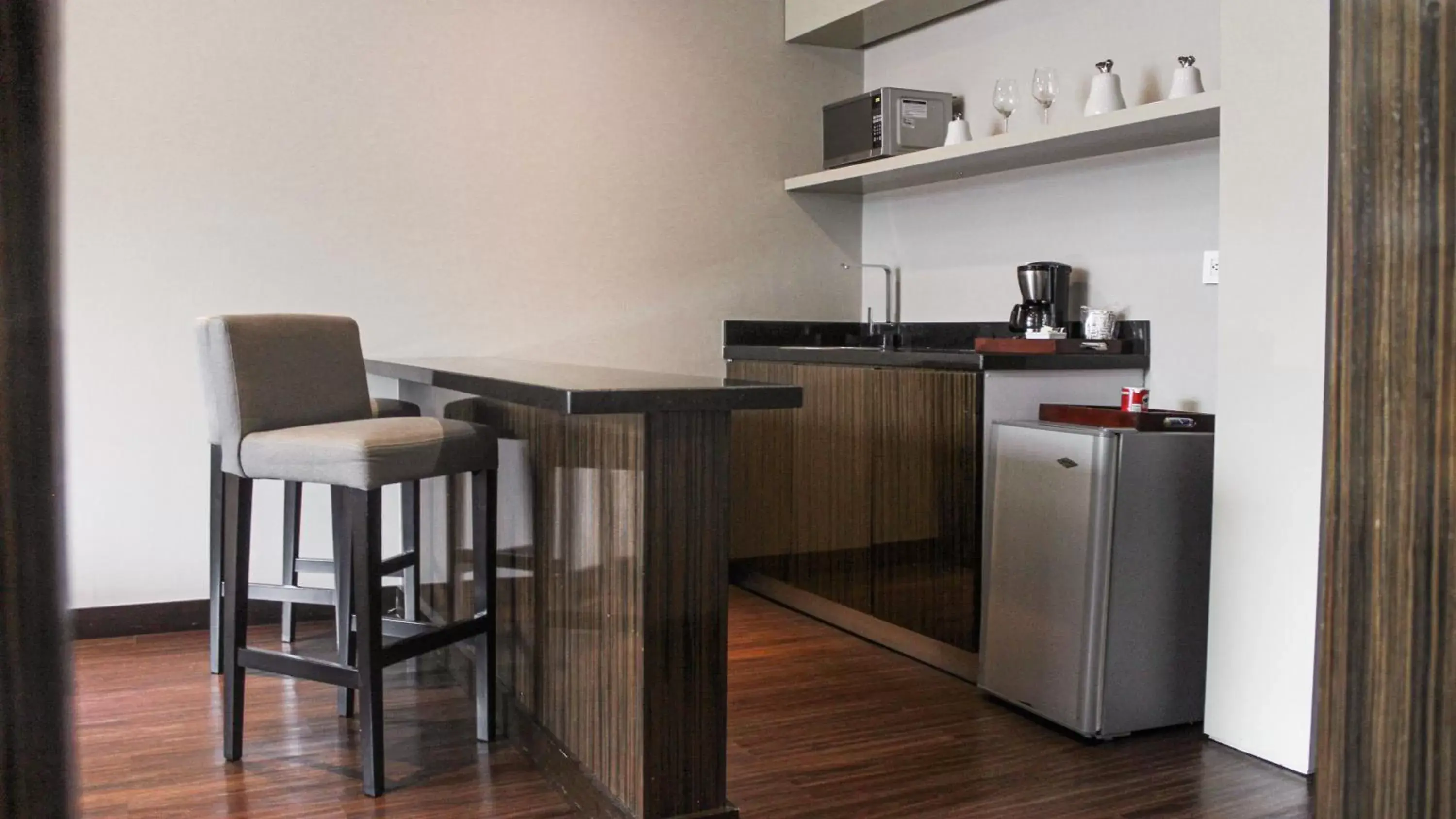 Photo of the whole room, Kitchen/Kitchenette in Holiday Inn Bucaramanga Cacique, an IHG Hotel