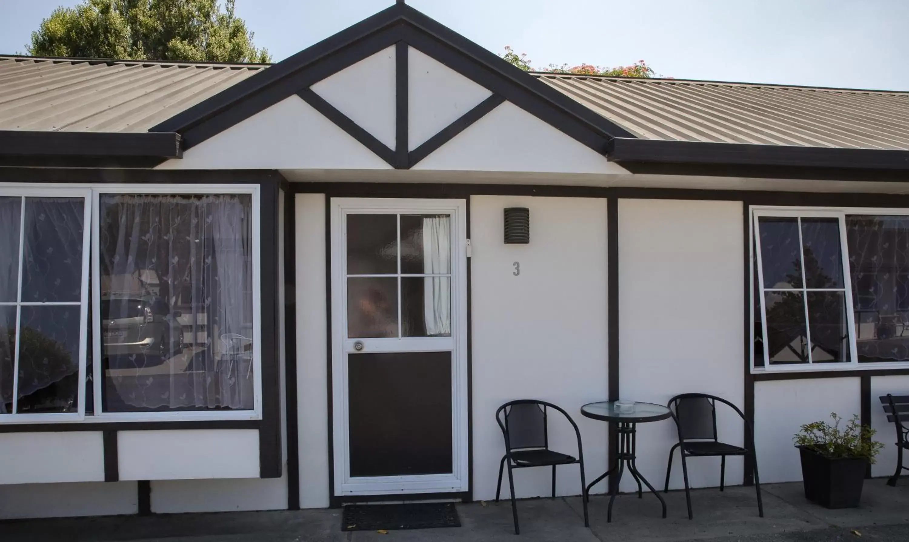 Facade/entrance in Tudor Park Motel