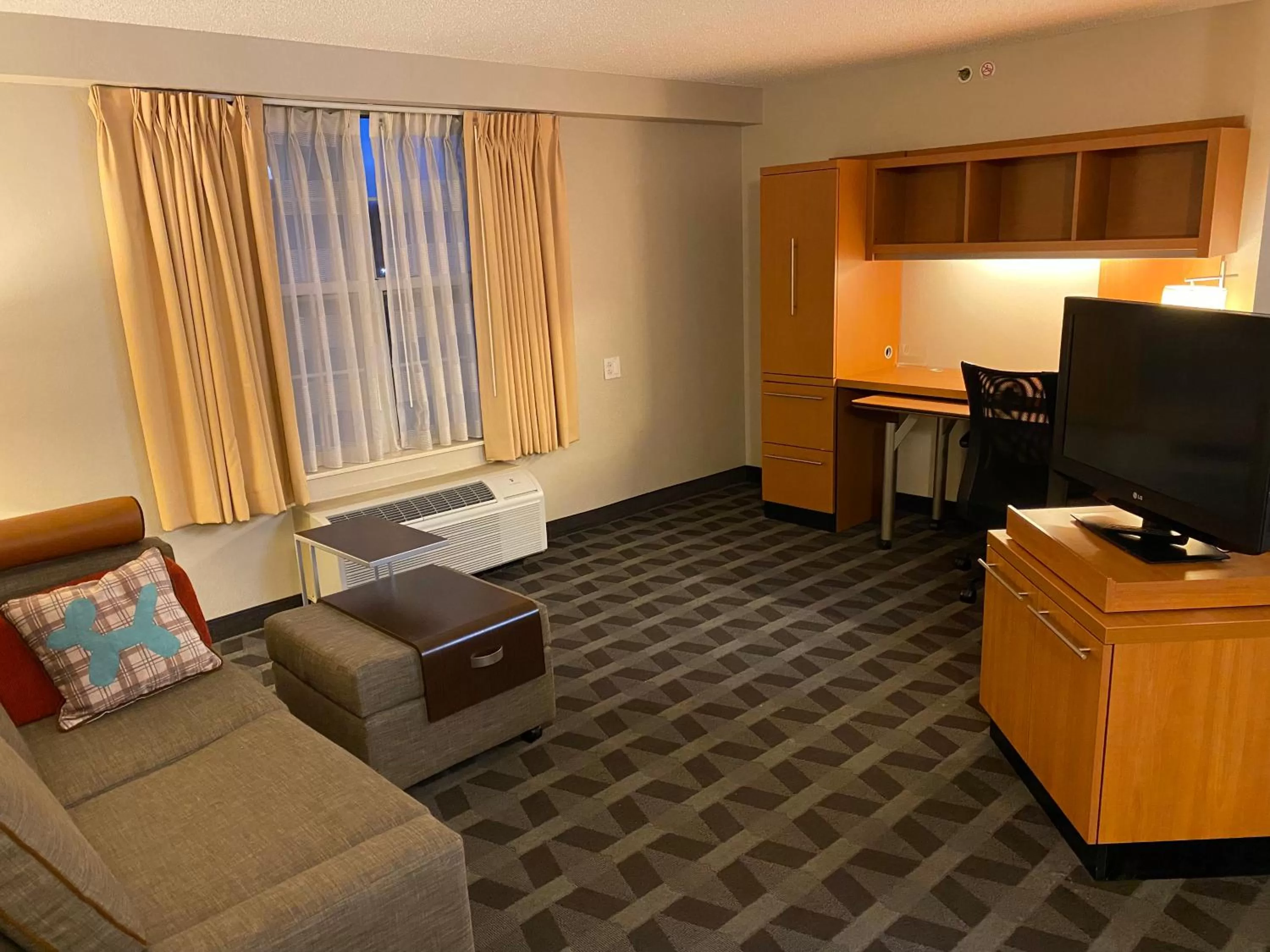 TV and multimedia in MainStay Suites Middleburg Heights Cleveland Airport