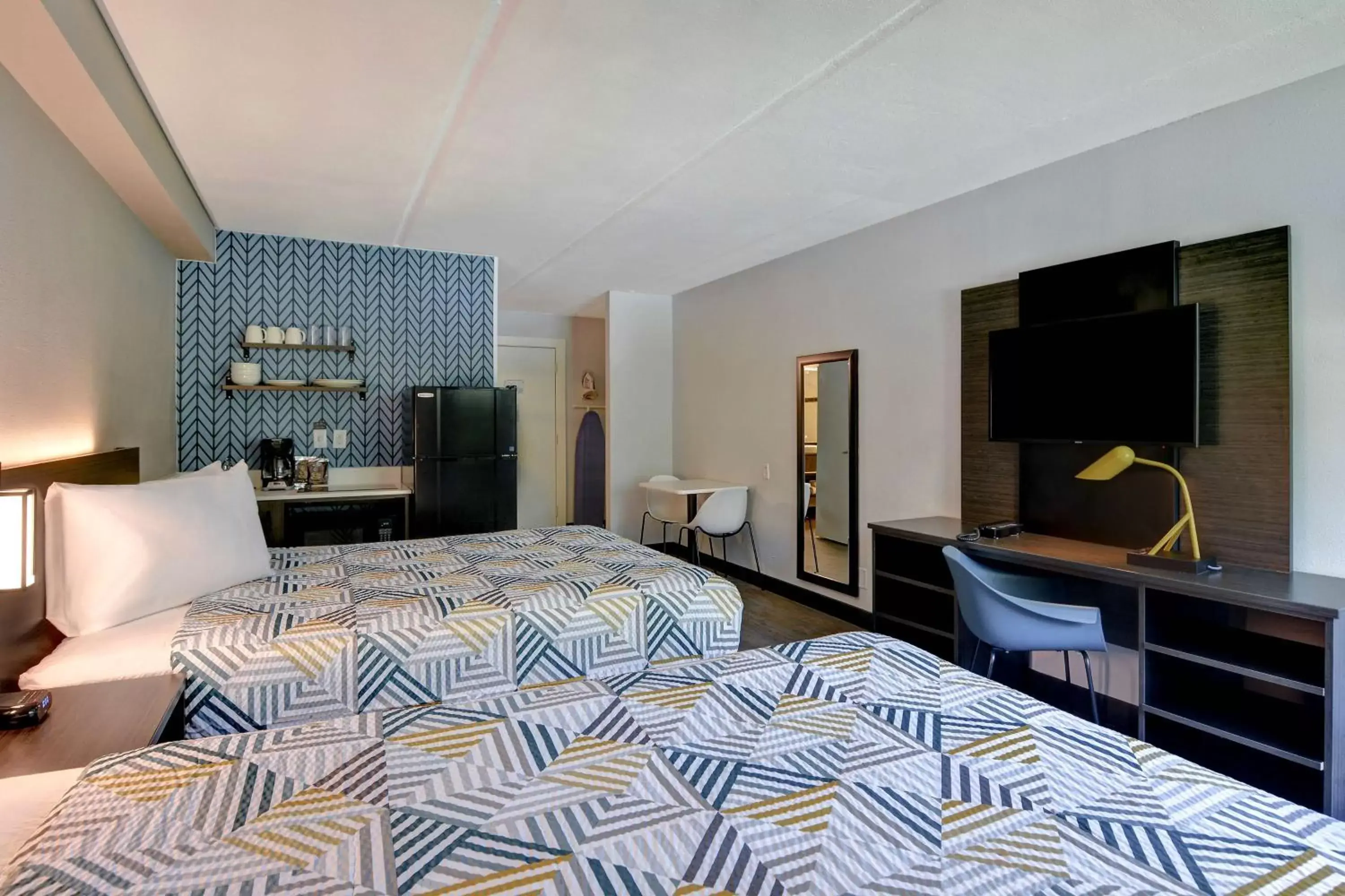 TV and multimedia, Bed in Studio 6-Jacksonville, FL - Baymeadows TV and multimedia, Bed in Studio 6-Jacksonville, FL - Baymeadows