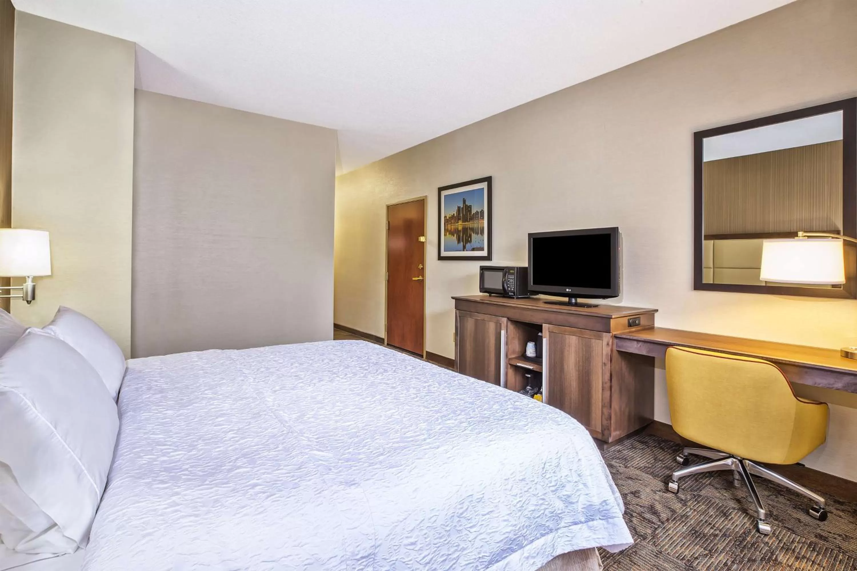 Bed in Hampton Inn Detroit/Belleville-Airport Area